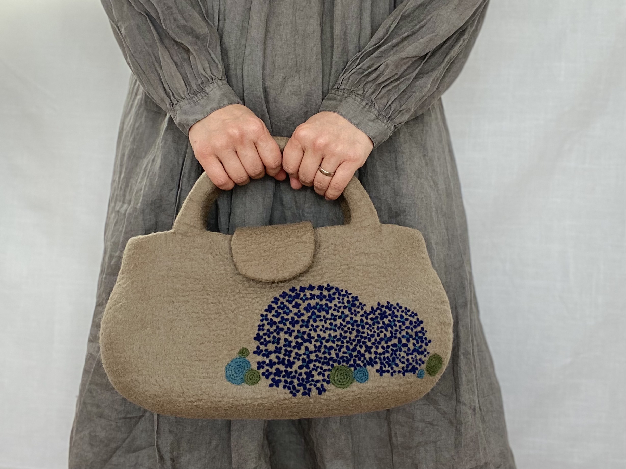 羊毛刺繍フェルトバック 星の花 Iichi ハンドメイド クラフト作品 手仕事品の通販