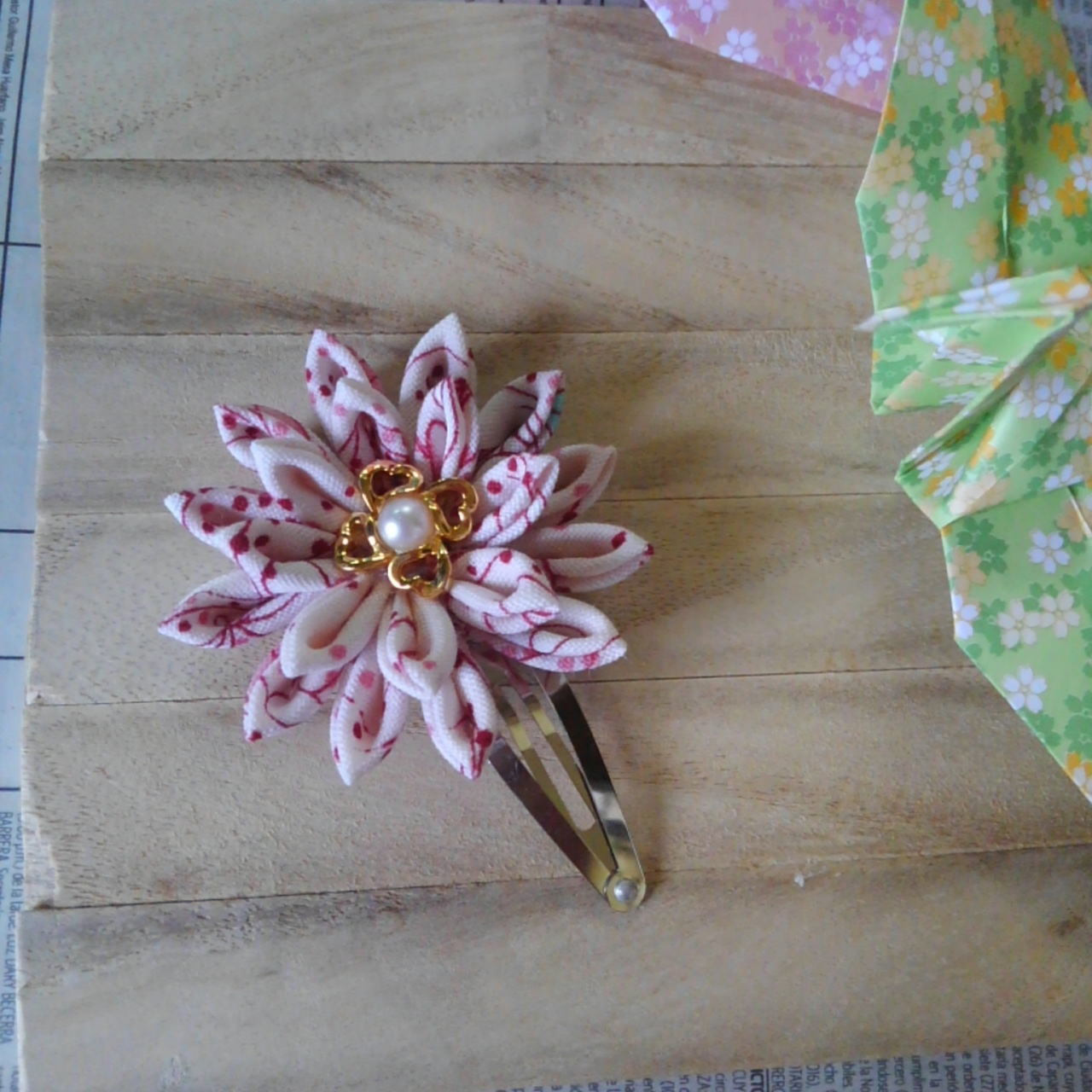 つまみ細工のシャープなお花のパッチンピン Iichi ハンドメイド クラフト作品 手仕事品の通販