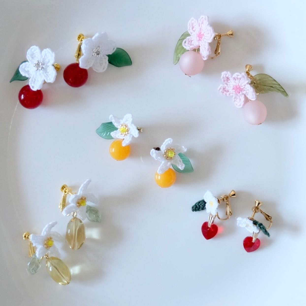 りんごの花のイヤリング Iichi ハンドメイド クラフト作品 手仕事品の通販