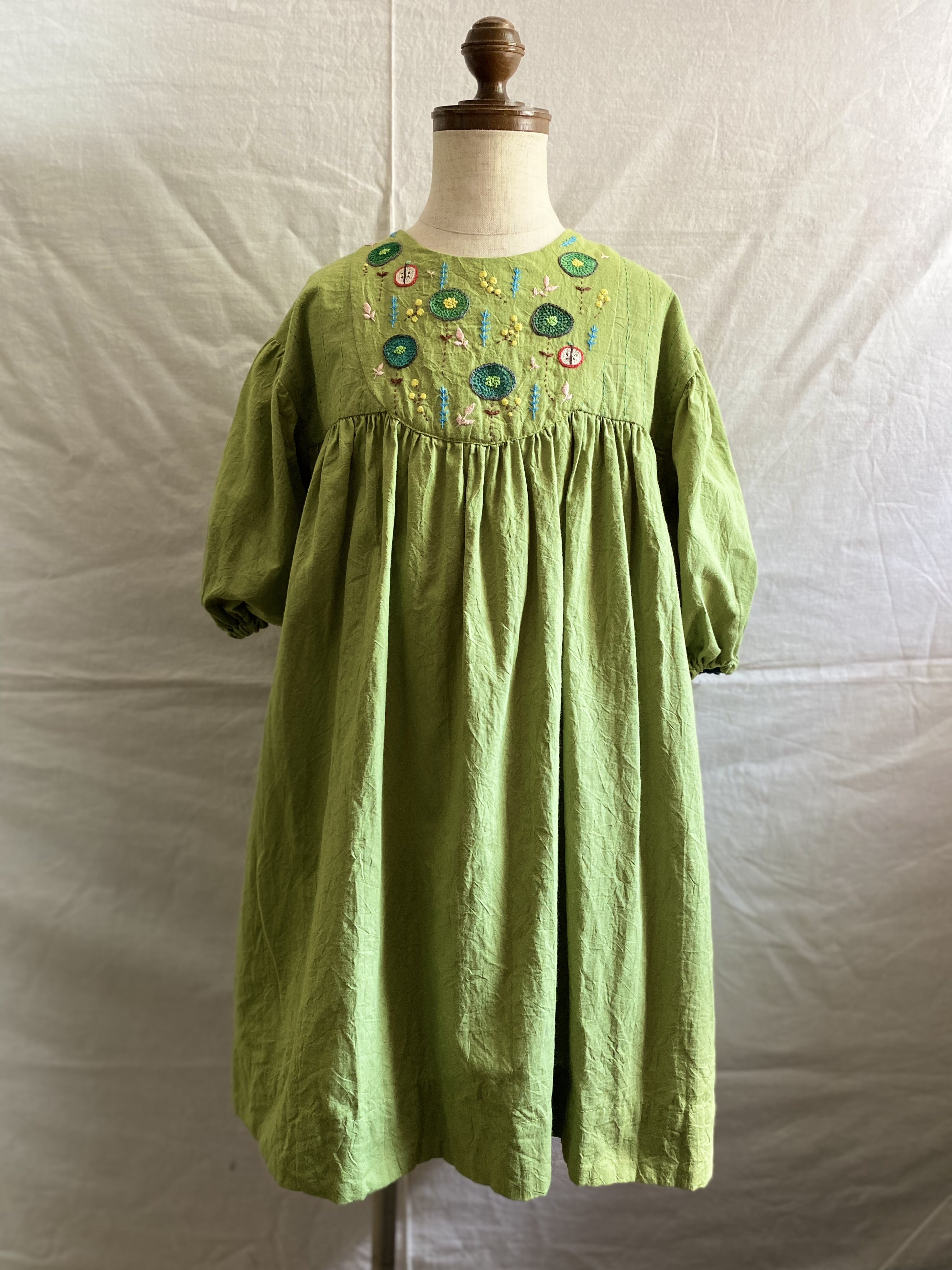 まあるいお花の刺繍ワンピースsize90cm 若草 Iichi ハンドメイド クラフト作品 手仕事品の通販