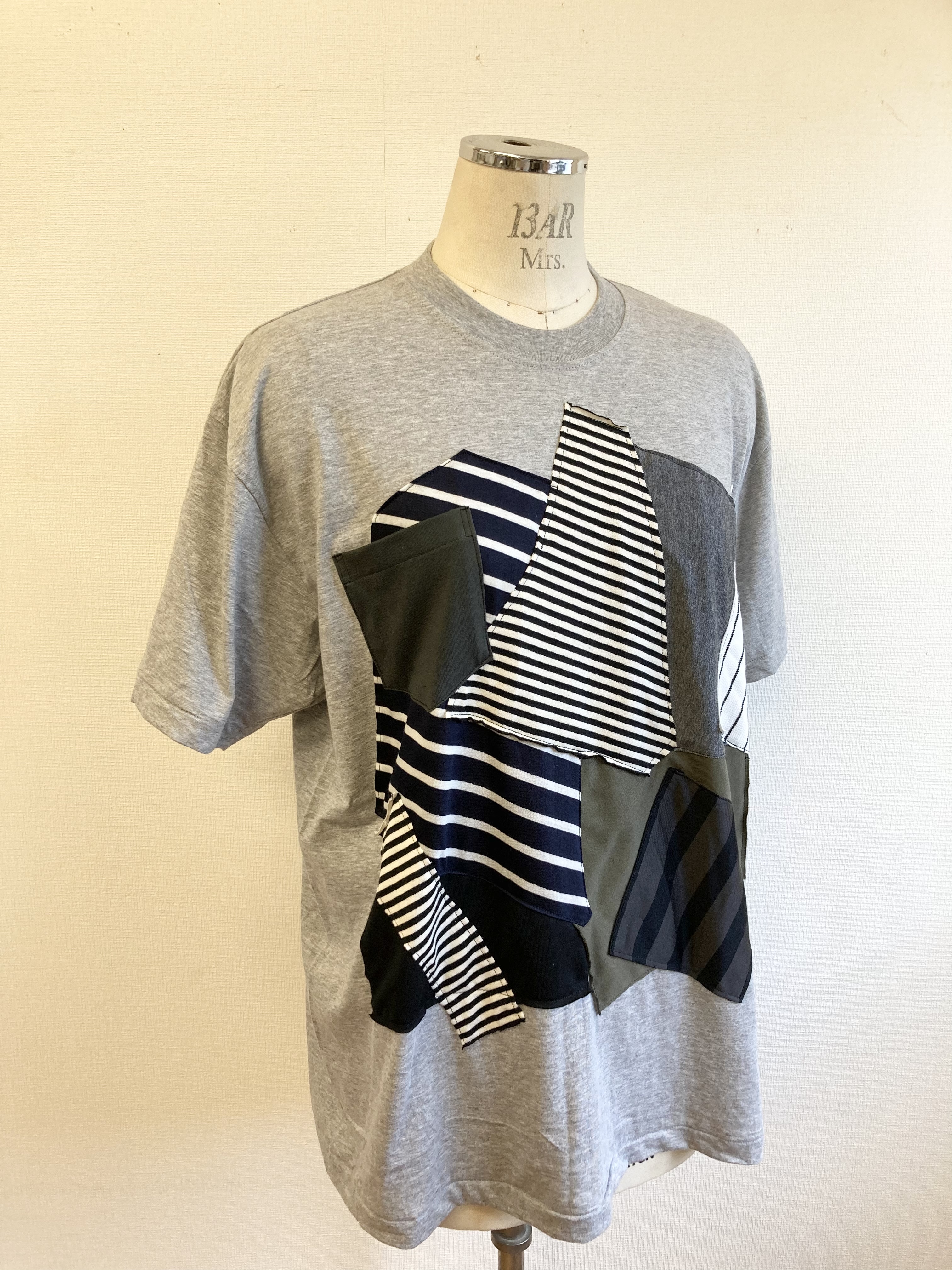 リメイクtシャツ パッチワーク風半袖tシャツチュニック グレー サイズ Ll Iichi ハンドメイド クラフト作品 手仕事品の通販 リメイクtシャツ パッチワーク風半袖tシャツチュニック グレー サイズ Ll Iichi ハンドメイド クラフト作品 手仕事品の通販
