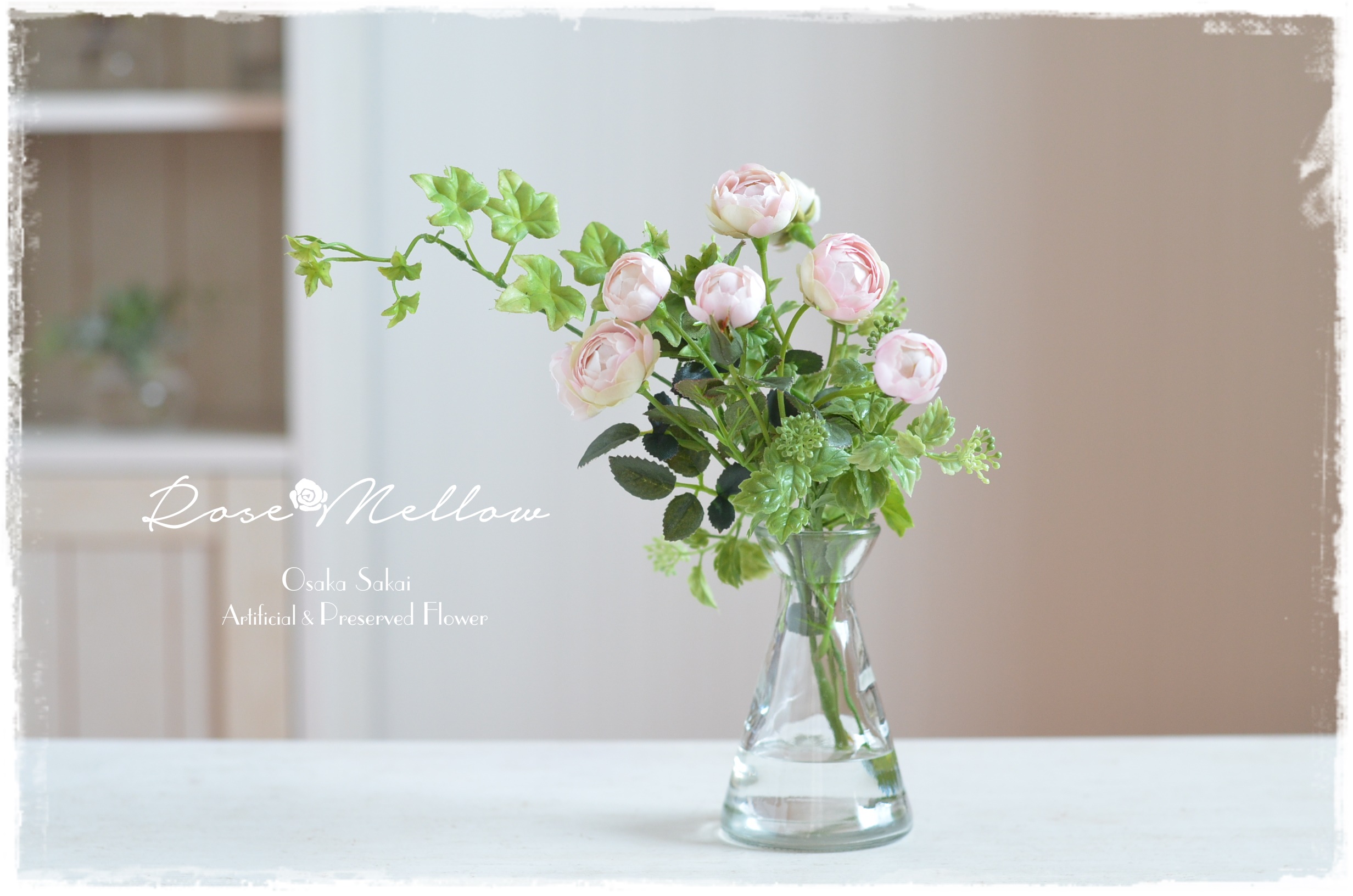 フェイクウォーター コロンとした花姿もかわいいピンクのバラとアイビーのナチュラルアレンジ Iichi ハンドメイド クラフト作品 手仕事品の通販