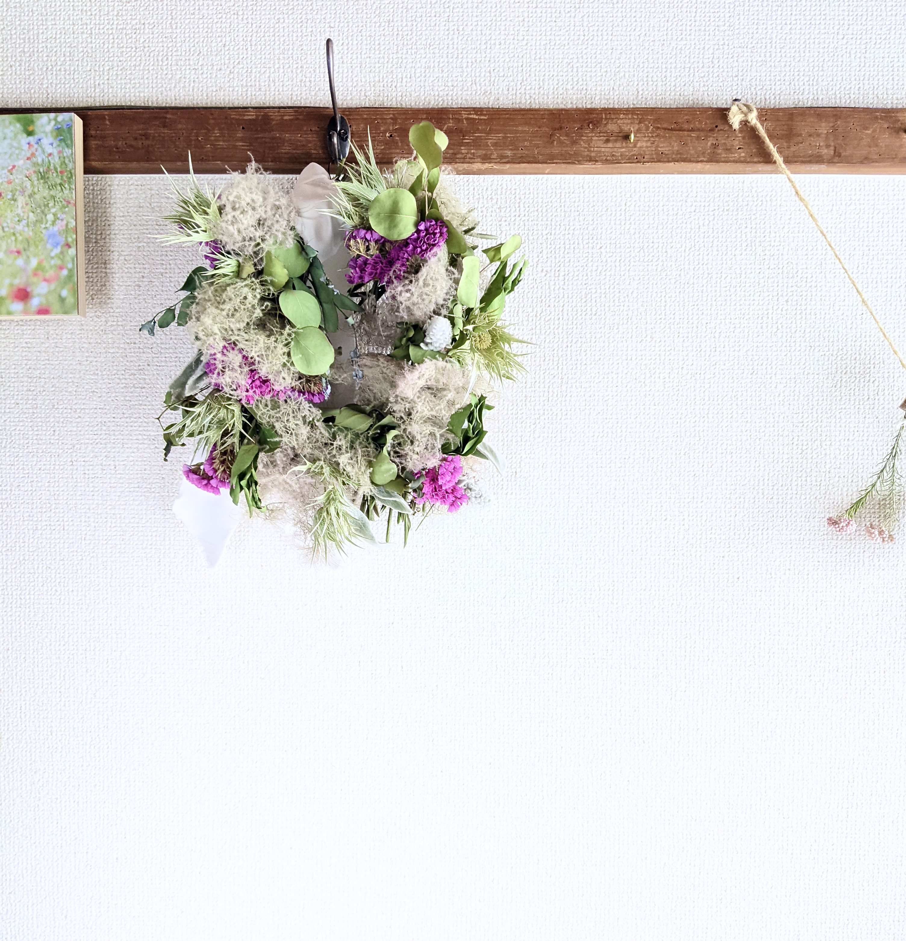 スモークツリーとスターチス ユーカリを使った素朴で涼しげなドライフラワー リース Iichi ハンドメイド クラフト作品 手仕事品の通販