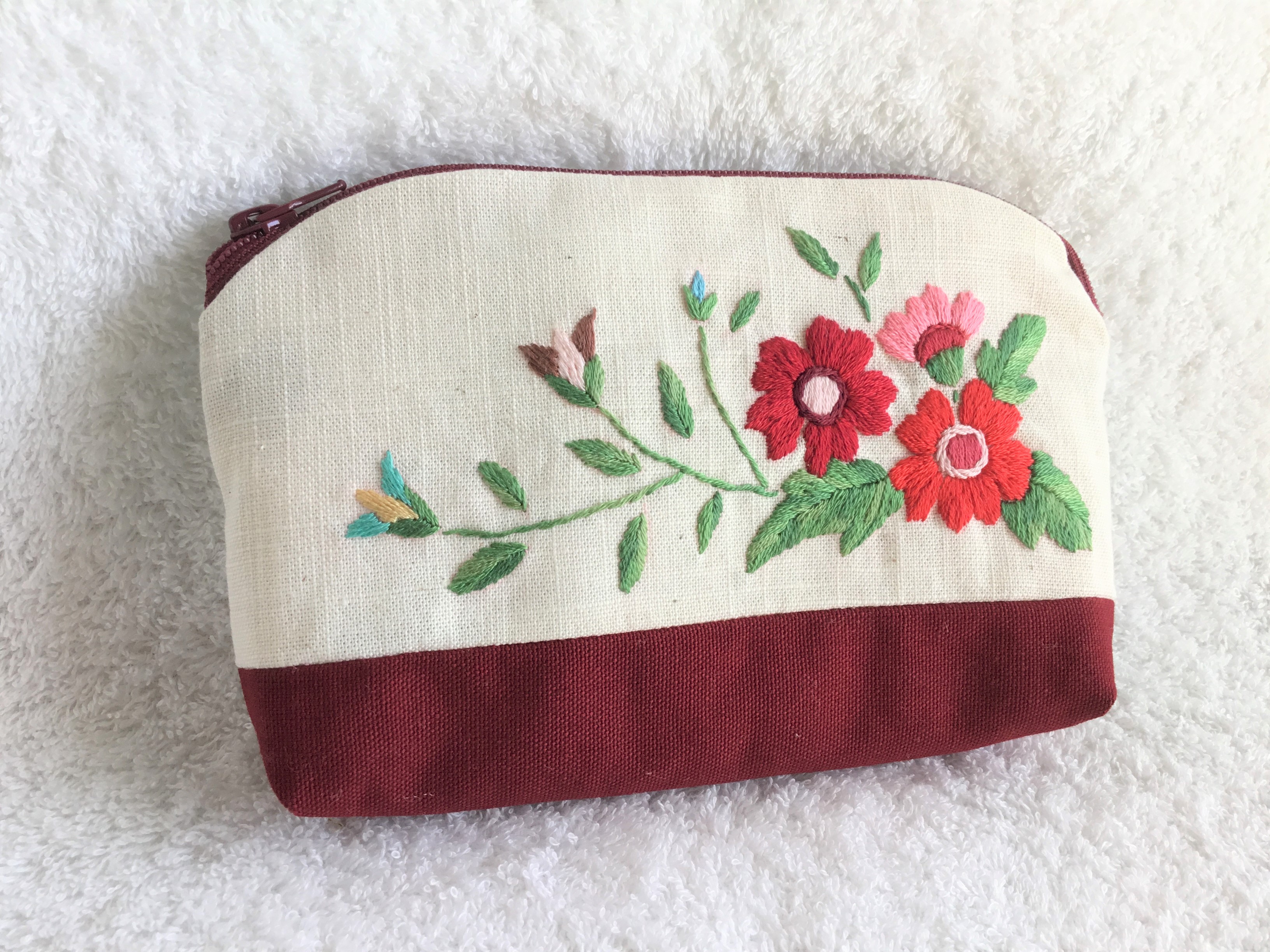 花刺繍のふわふわポーチ 紅い花 Iichi ハンドメイド クラフト作品 手仕事品の通販