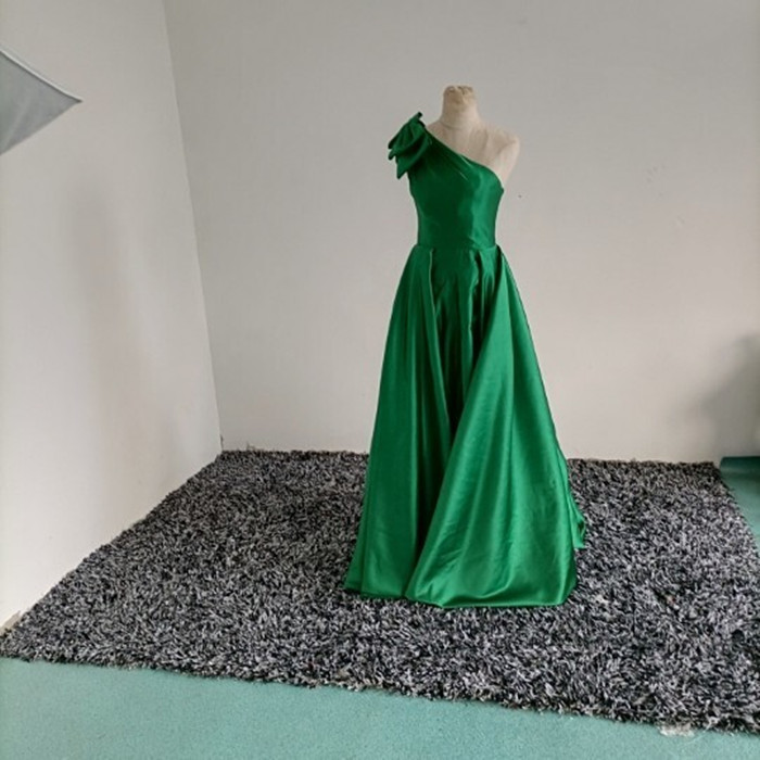 上品 パーティードレス 緑 ワンショルダー スリット プリンセスライン ロングドレス お呼ばれ 二次会 Iichi ハンドメイド クラフト作品 手仕事品の通販