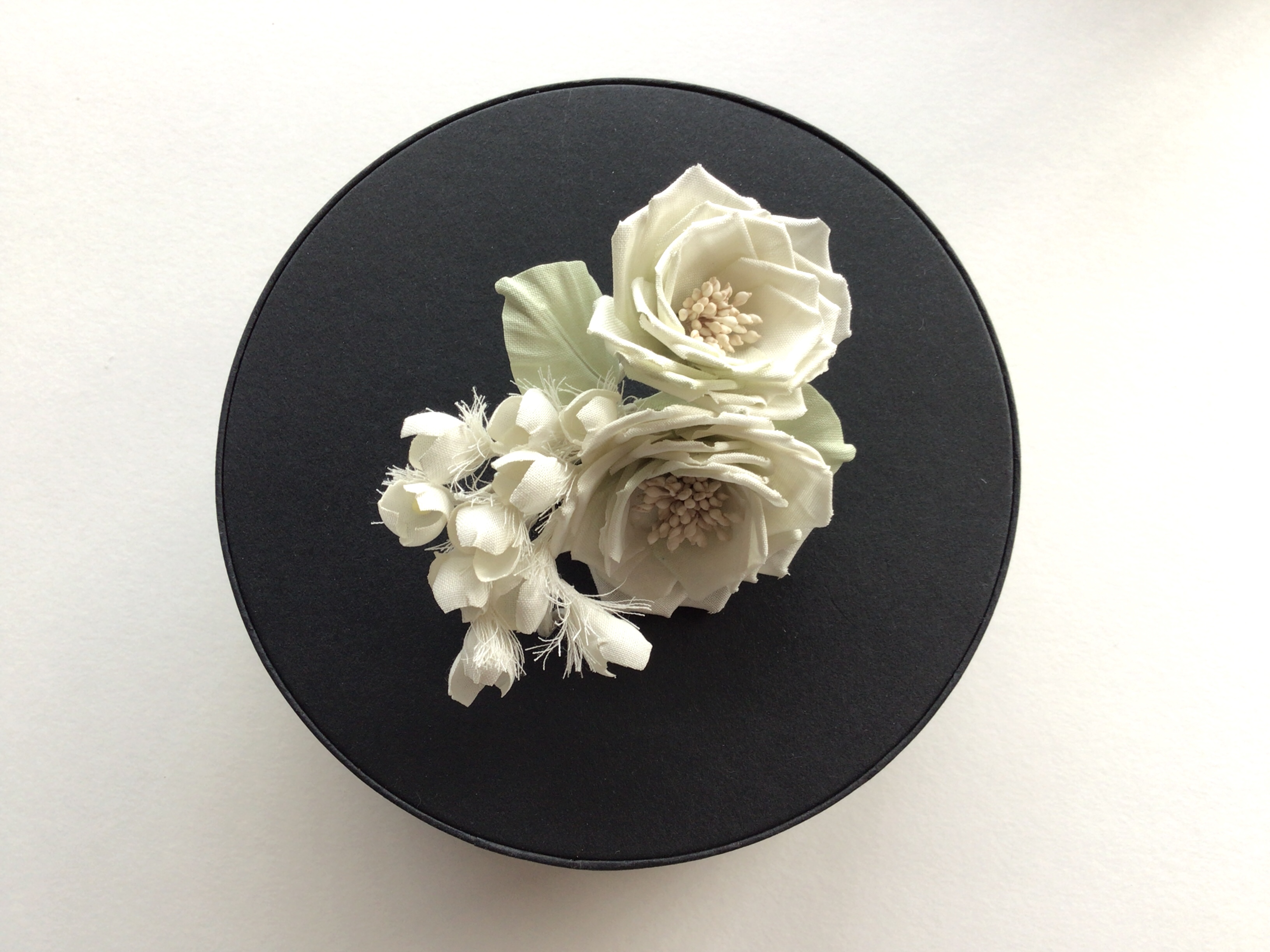 白い薔薇と鈴蘭 Iichi ハンドメイド クラフト作品 手仕事品の通販