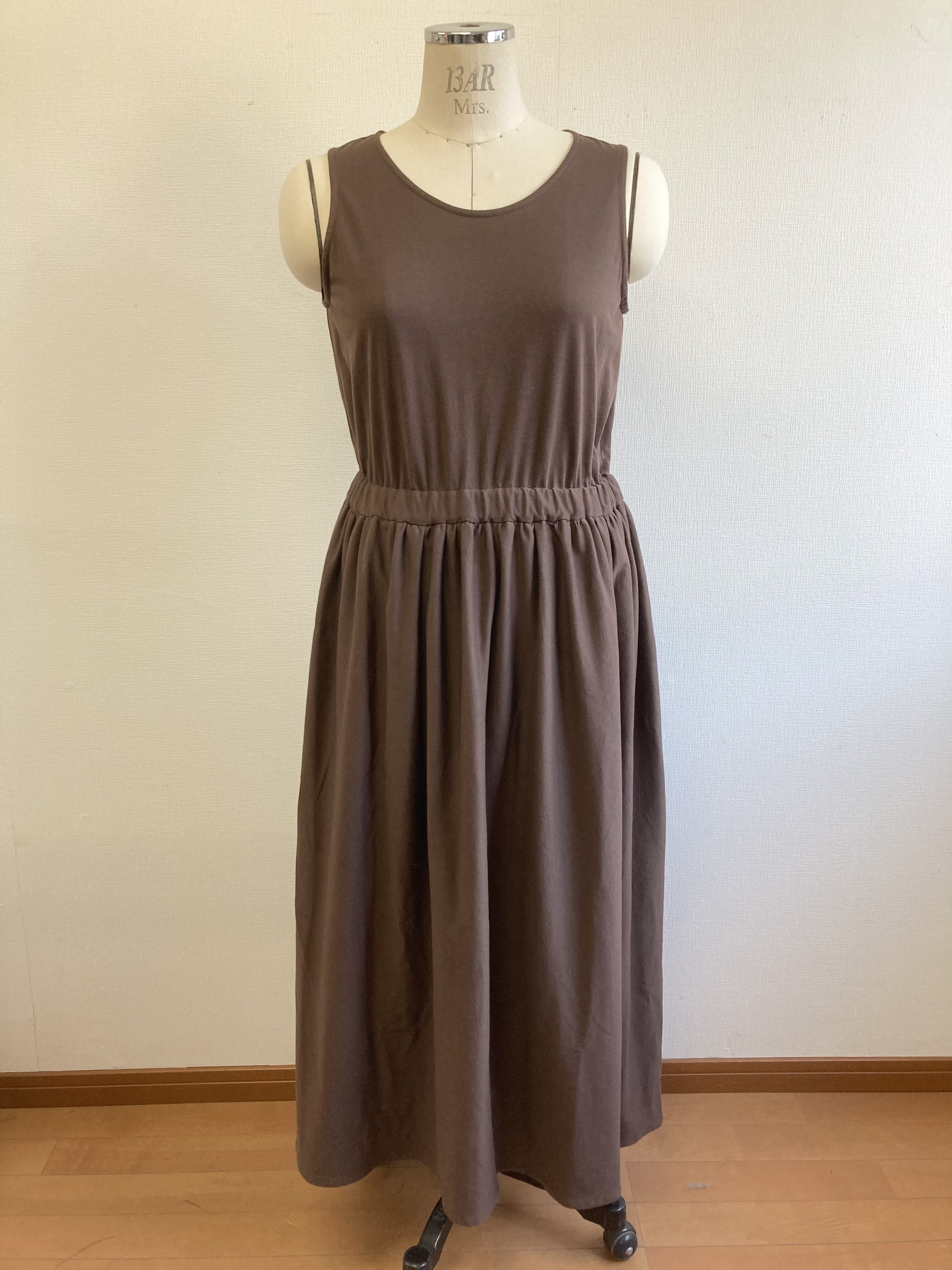 セール価格 大人ワンピース コットンカットソー素材のノースリーブマキシ丈ワンピース 茶色 サイズフリーl Iichi ハンドメイド クラフト作品 手仕事品の通販