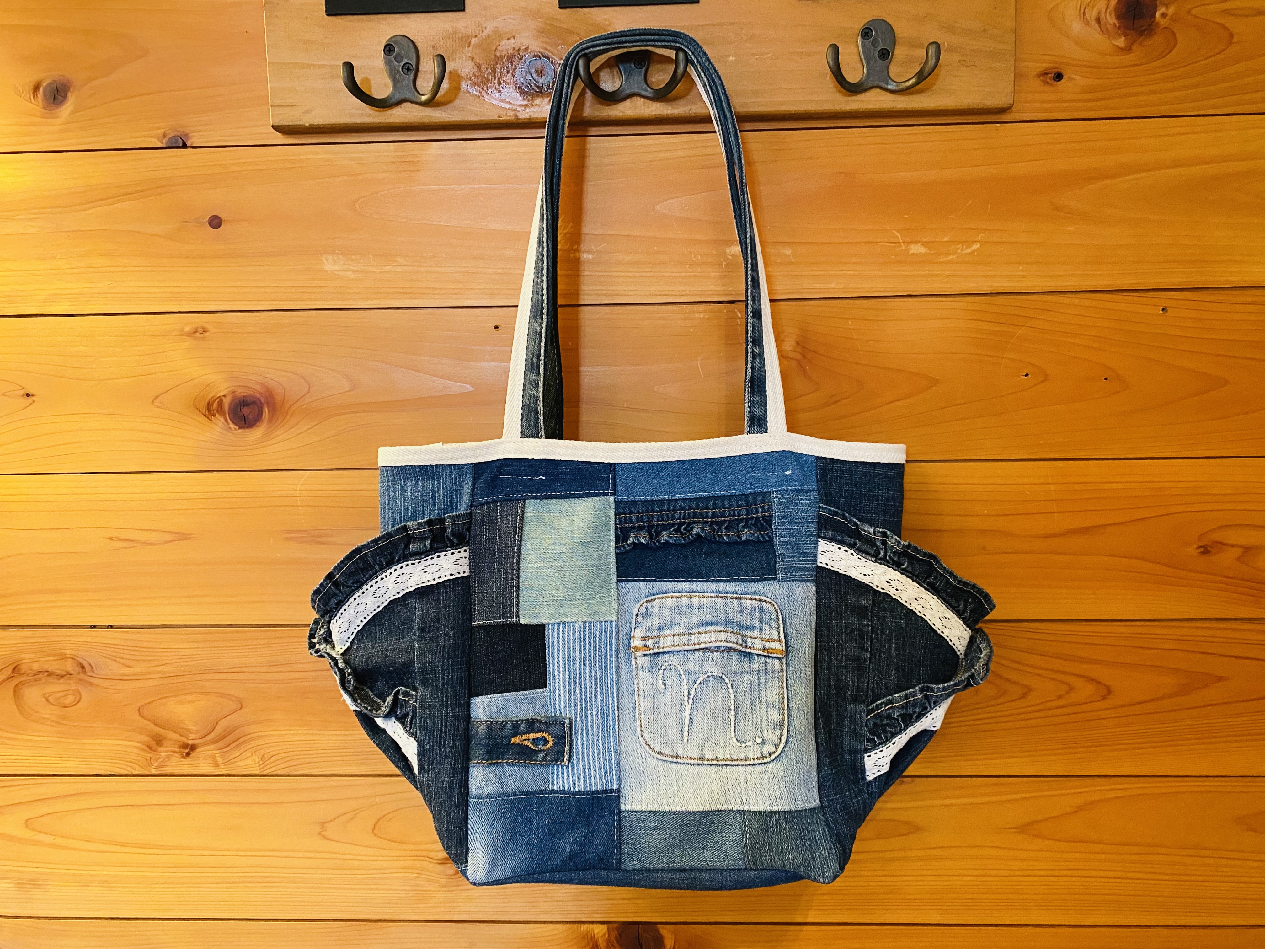 たっぷり収納 肩かけok サイドポケット ハンドメイド デニム マザーズバッグ トートバッグ カバン リメイク Iichi ハンドメイド クラフト作品 手仕事品の通販