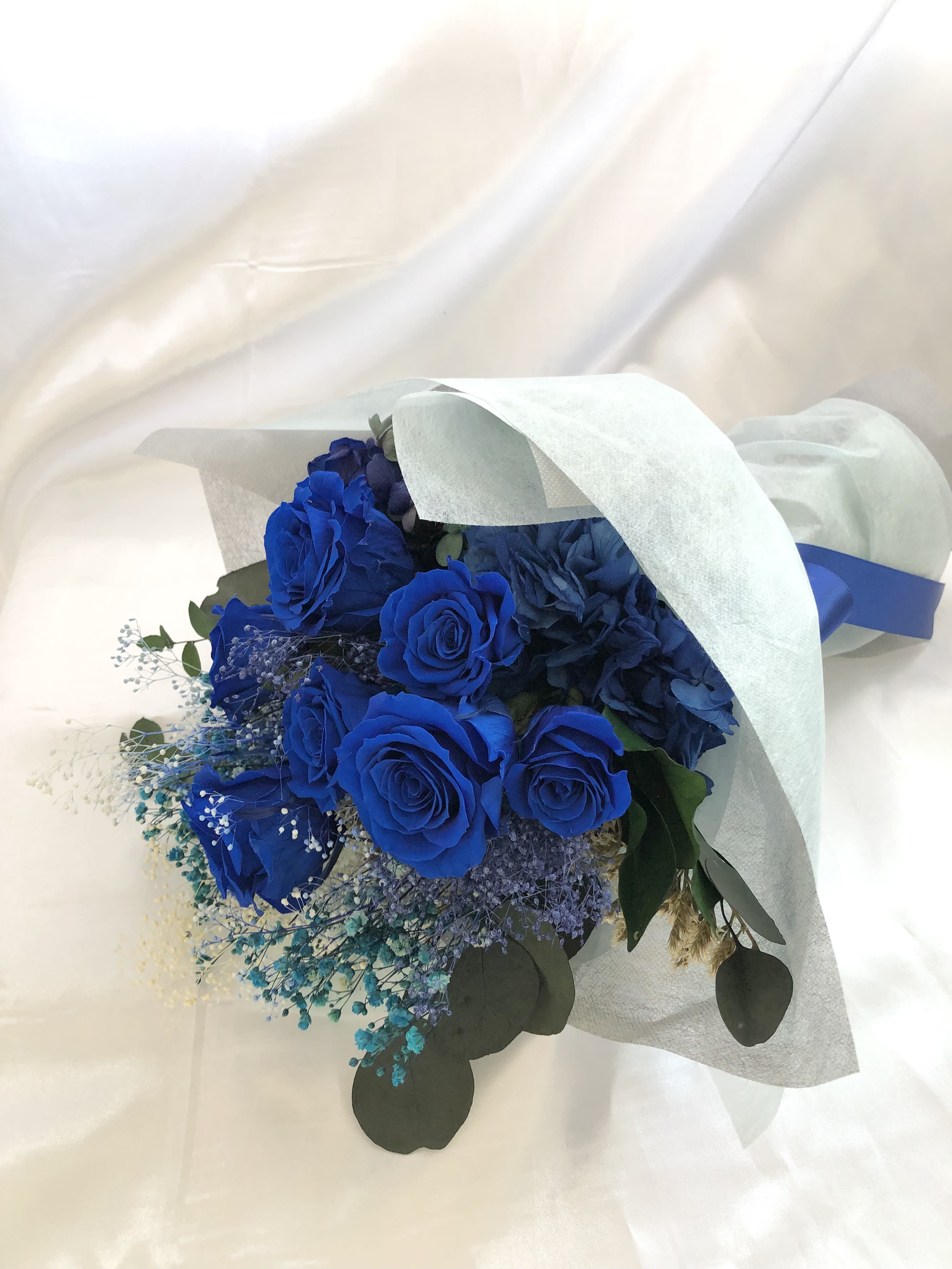 プリザードフラワー青い薔薇とかすみ草と小花の花束 | iichi ハンドメイド・クラフト作品・手仕事品の通販
