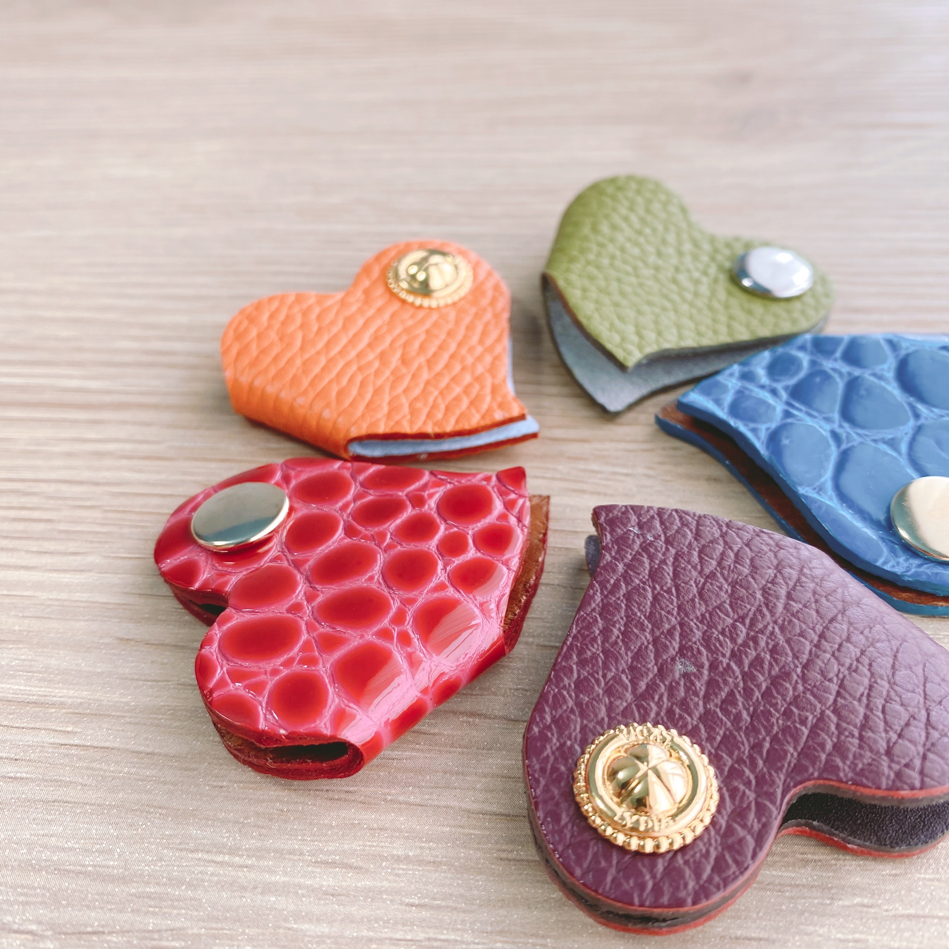 ハートの本革コードホルダー 若草色 ゴールドボタン ボルドー ゴールドボタン Iichi ハンドメイド クラフト作品 手仕事品の通販