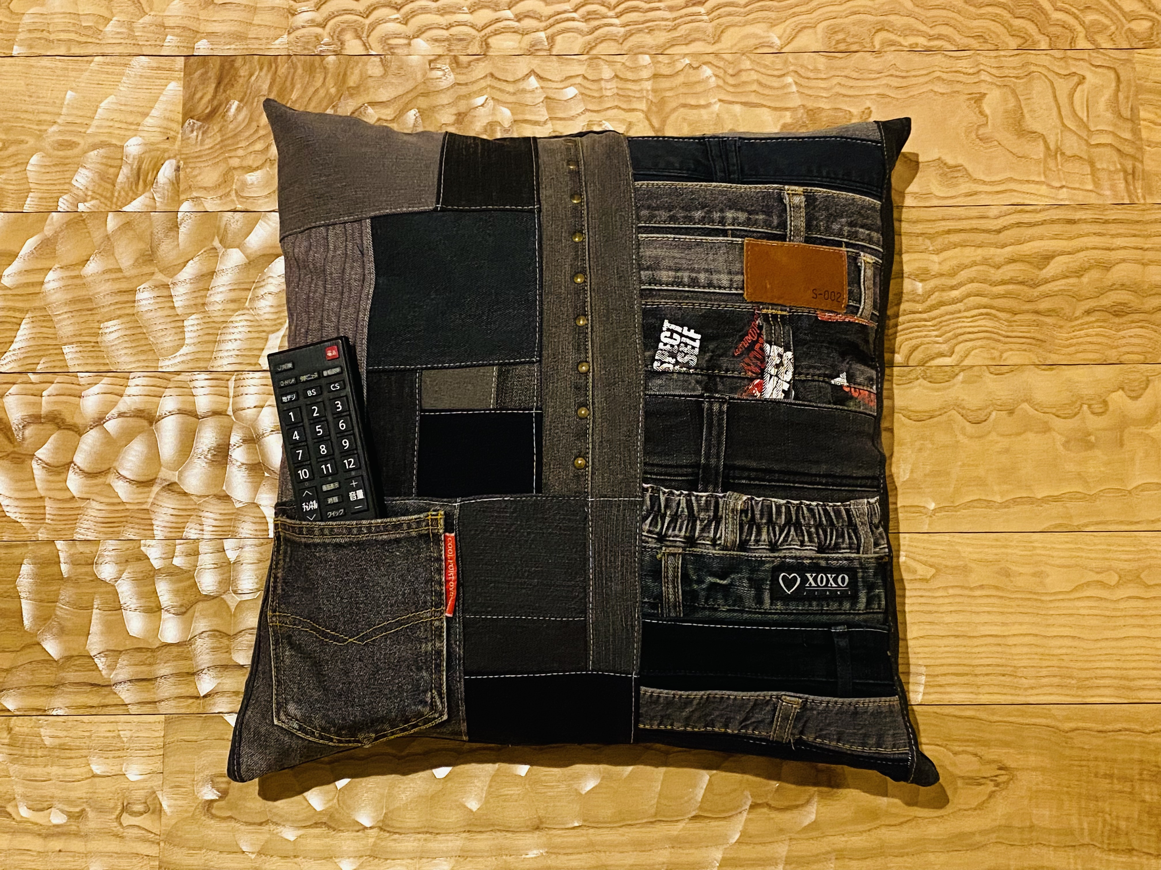 ブラックデニム パッチワーク クッションカバー リメイク デニムリメイク 存在感あります Iichi ハンドメイド クラフト作品 手仕事品の通販