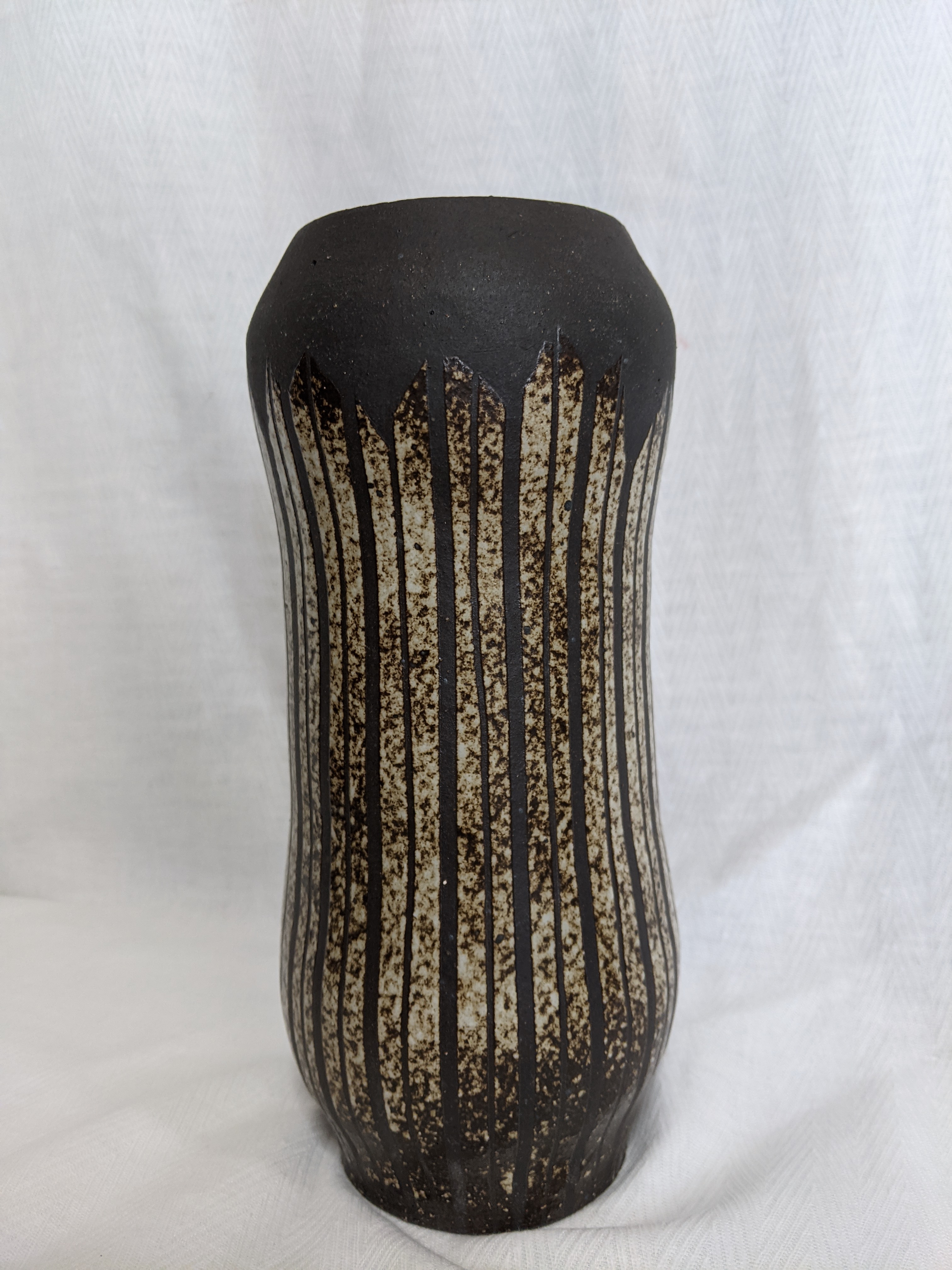 花瓶 紐作り 黒土に白のラインにこげ茶の斑点模様 Iichi ハンドメイド クラフト作品 手仕事品の通販
