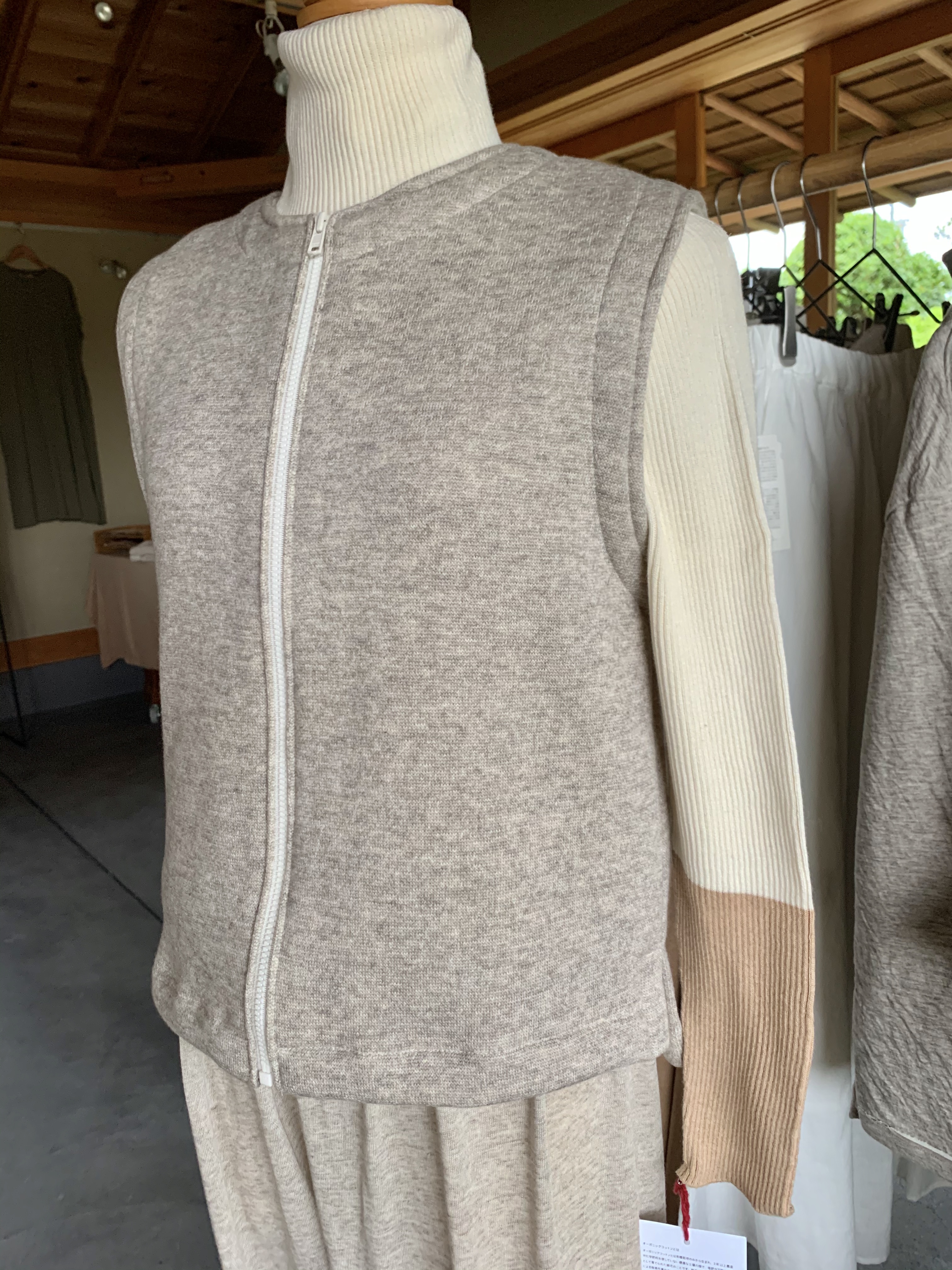 前開きファスナーのヤク混裏起毛ニットベスト Organiccottonの起毛ニット生地 Iichi ハンドメイド クラフト作品 手仕事品の通販