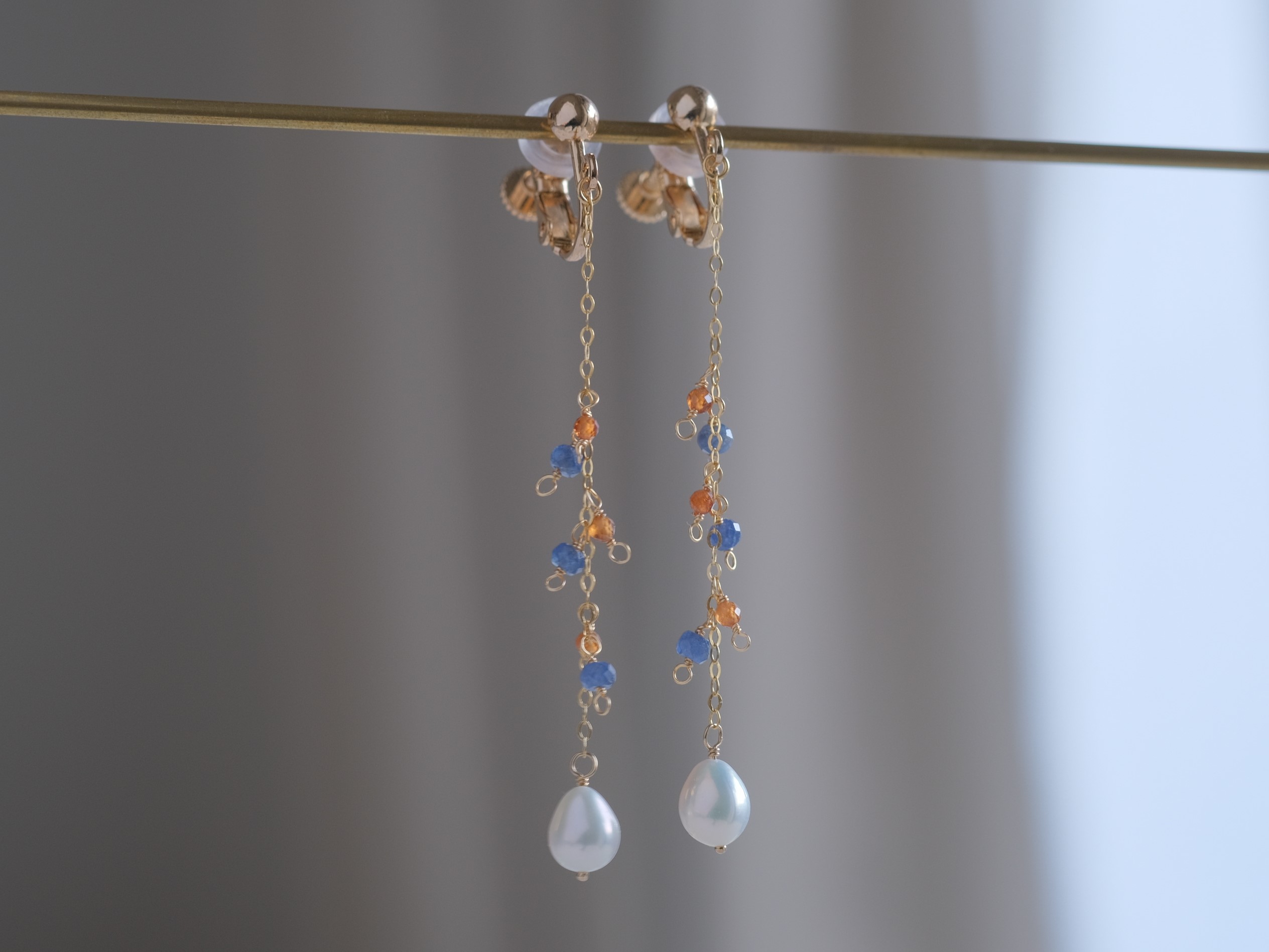 Glaður perla earring：淡水パール×ブルーサファイア×ヘソナイト 