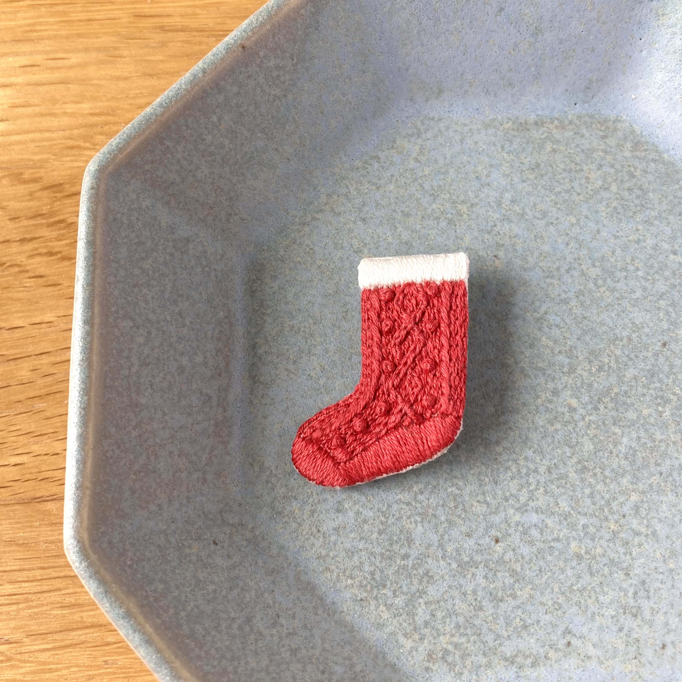 新作 受注再作 アラン編み靴下の刺繍ブローチ Red Iichi ハンドメイド クラフト作品 手仕事品の通販