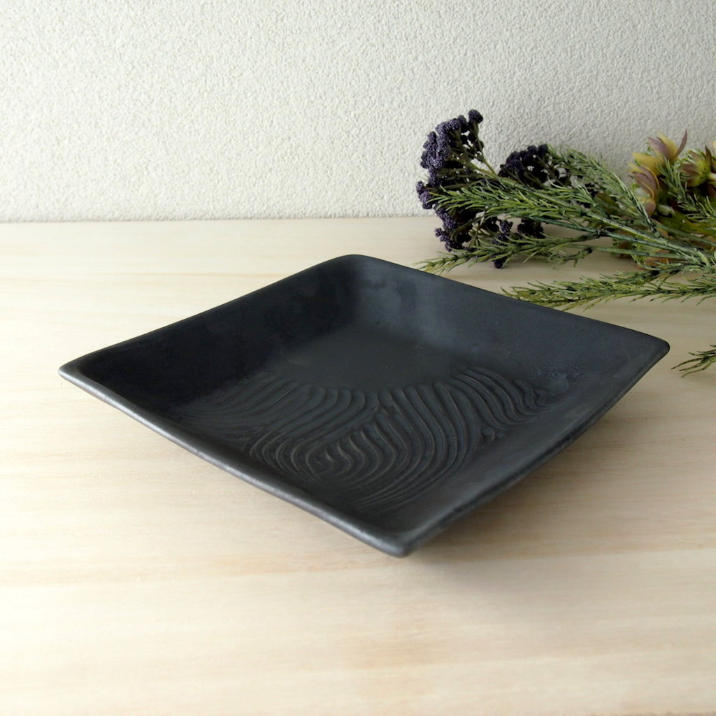 使い込むほどに味わいが増す黒いうつわ 手彫り模様入り お皿 プレート 黒釉四角プレート Iichi ハンドメイド クラフト作品 手仕事品の通販