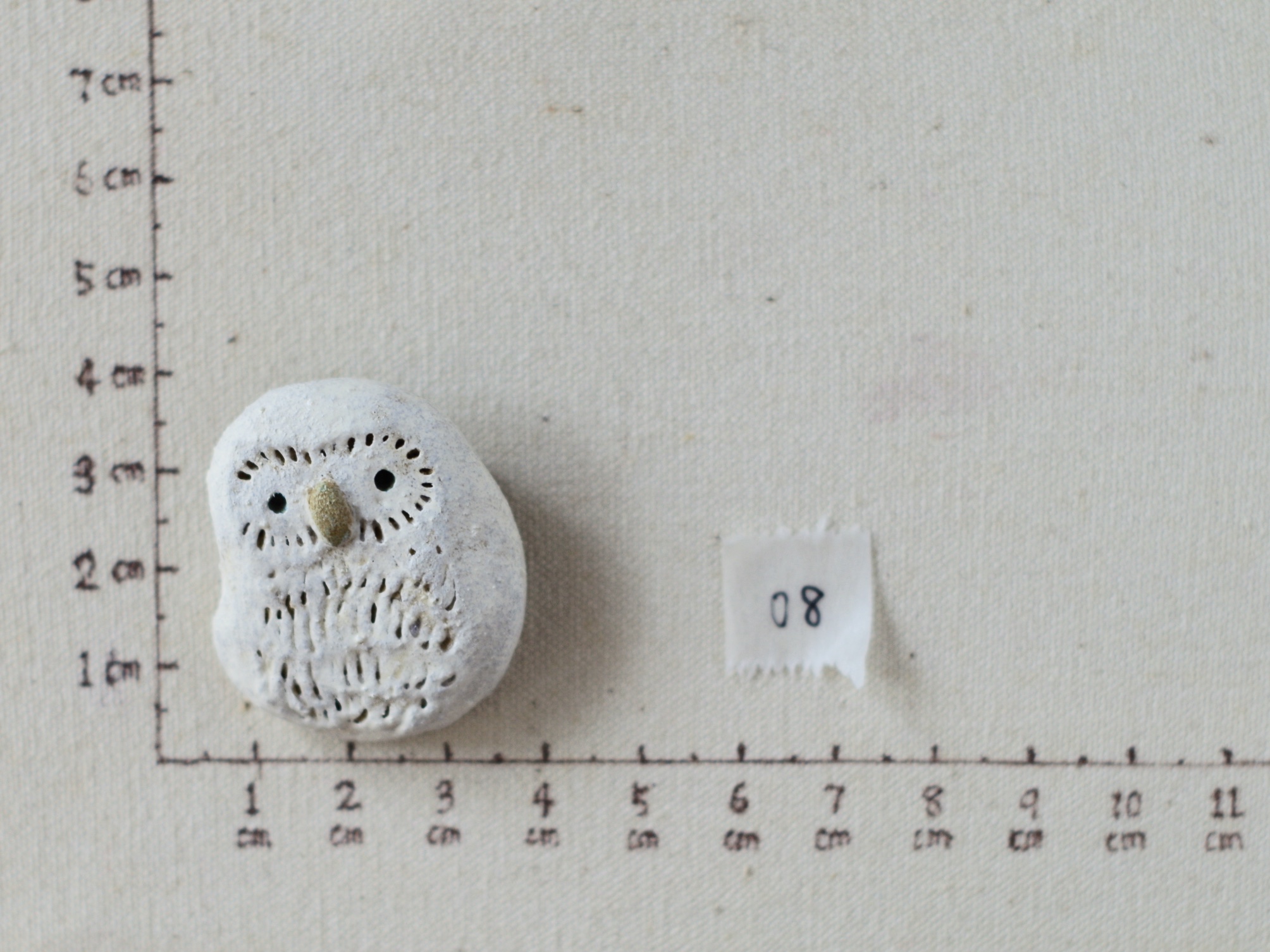 首をかしげるフクロウブローチ Iichi ハンドメイド クラフト作品 手仕事品の通販