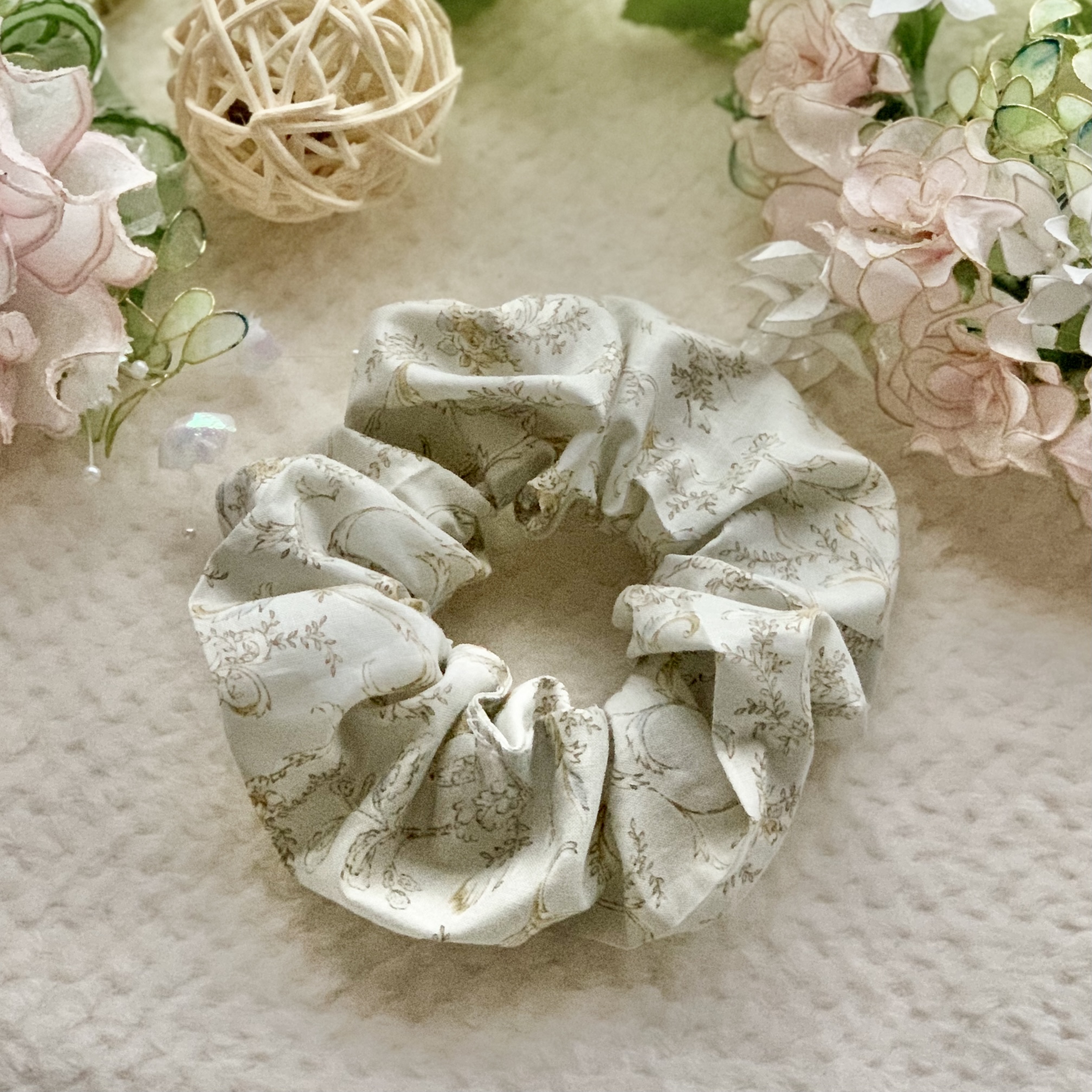 ブルーグレーの花柄シュシュ Iichi ハンドメイド クラフト作品 手仕事品の通販
