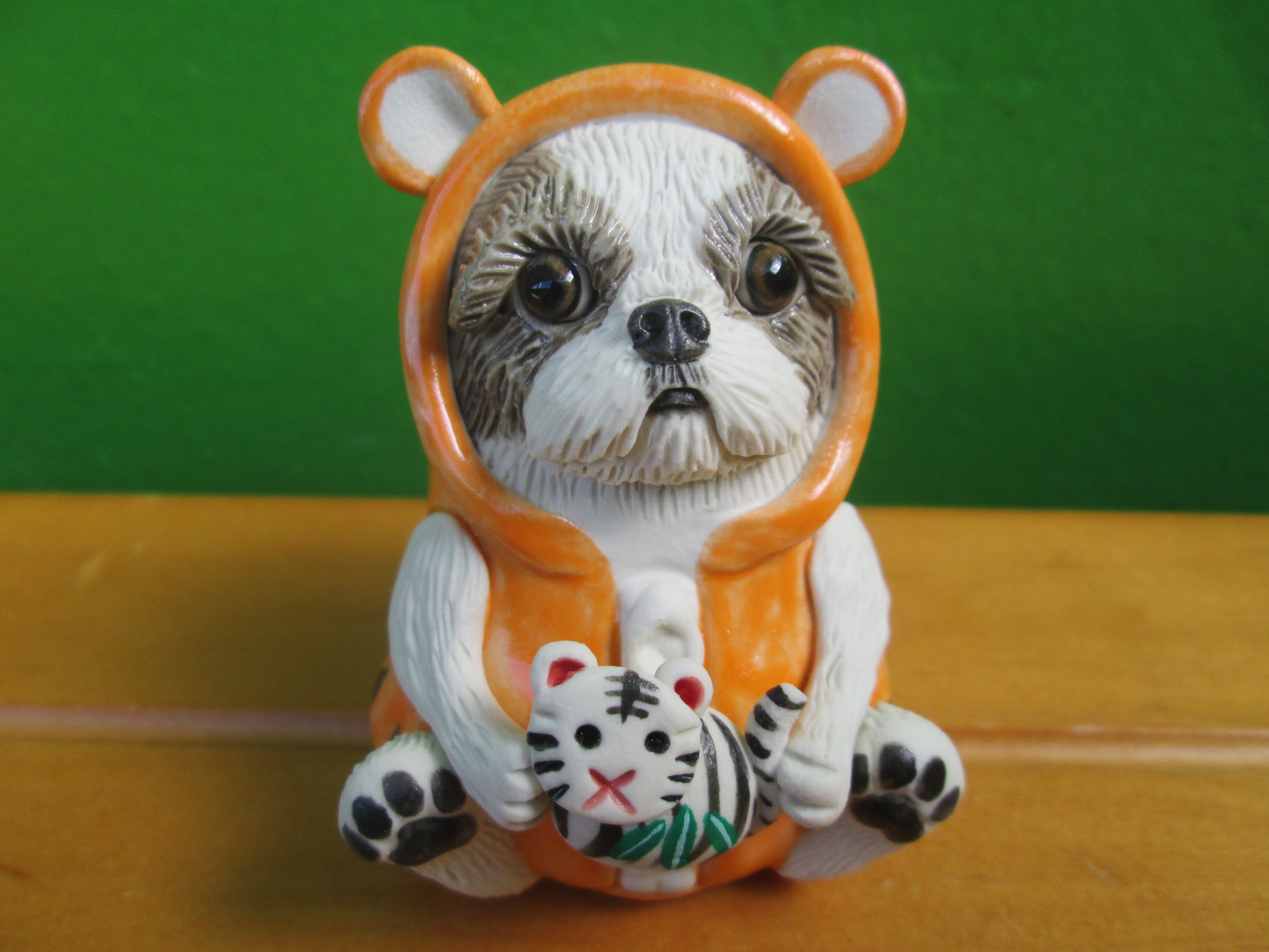 トラとシーズーお正月飾り