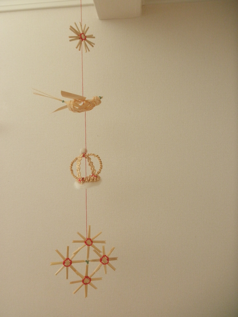 麦わら細工のガーランド 花 ことり 王冠 Iichi ハンドメイド クラフト作品 手仕事品の通販