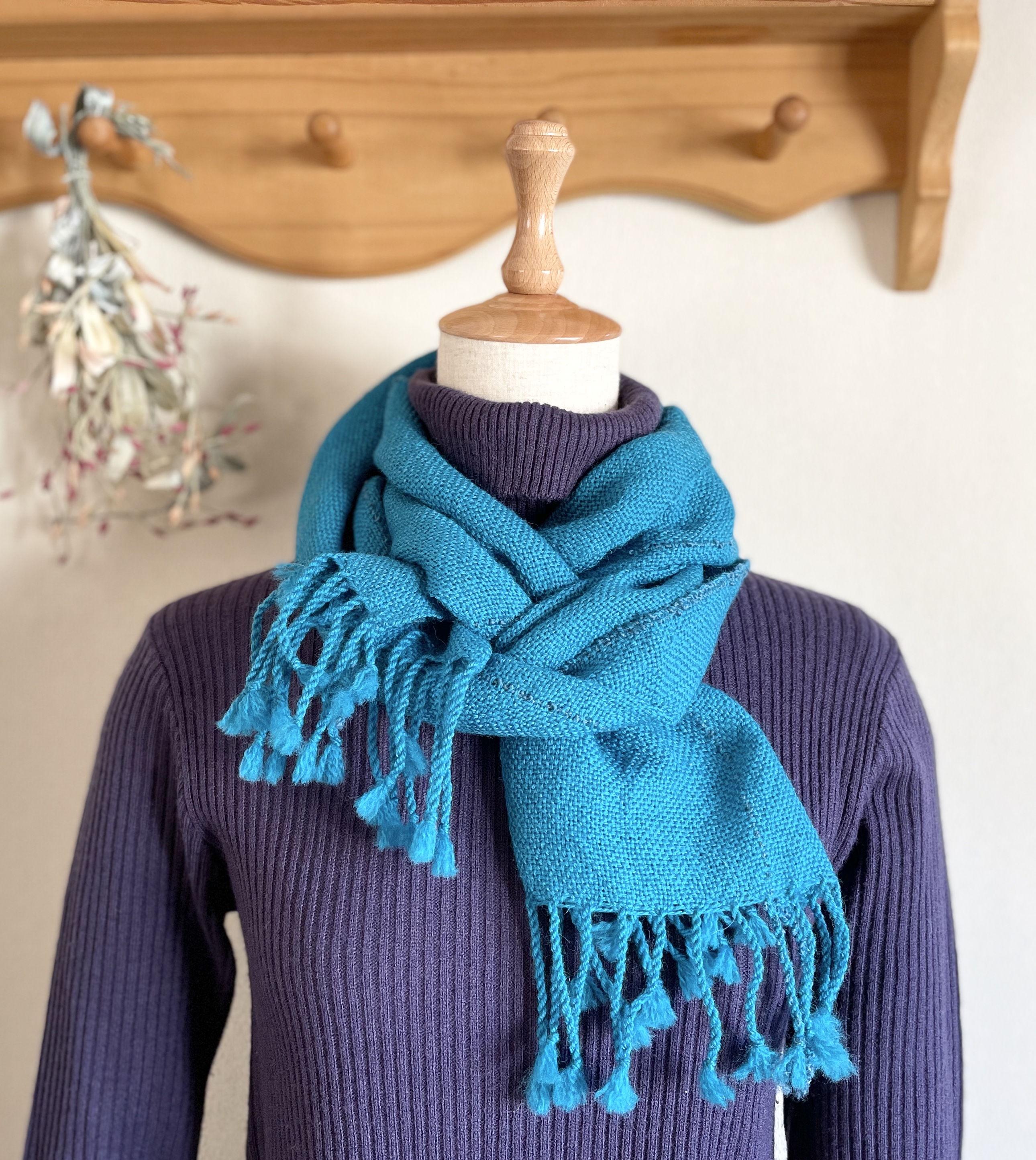 鮮やかなピーコックブルーの手織りウールマフラー Iichi ハンドメイド クラフト作品 手仕事品の通販
