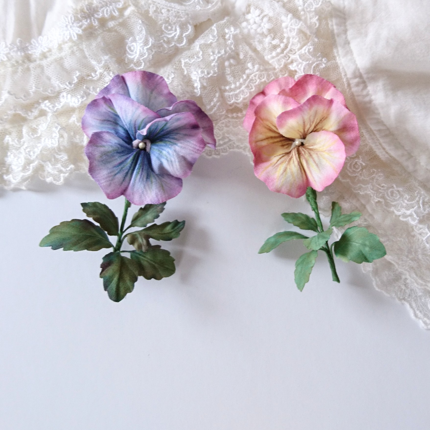 フリルパンジーの布花ブローチ 黄色ピンク ブルー紫 コサージュ Iichi ハンドメイド クラフト作品 手仕事品の通販 フリルパンジーの布花ブローチ 黄色ピンク ブルー紫 コサージュ Iichi ハンドメイド クラフト作品 手仕事品の通販