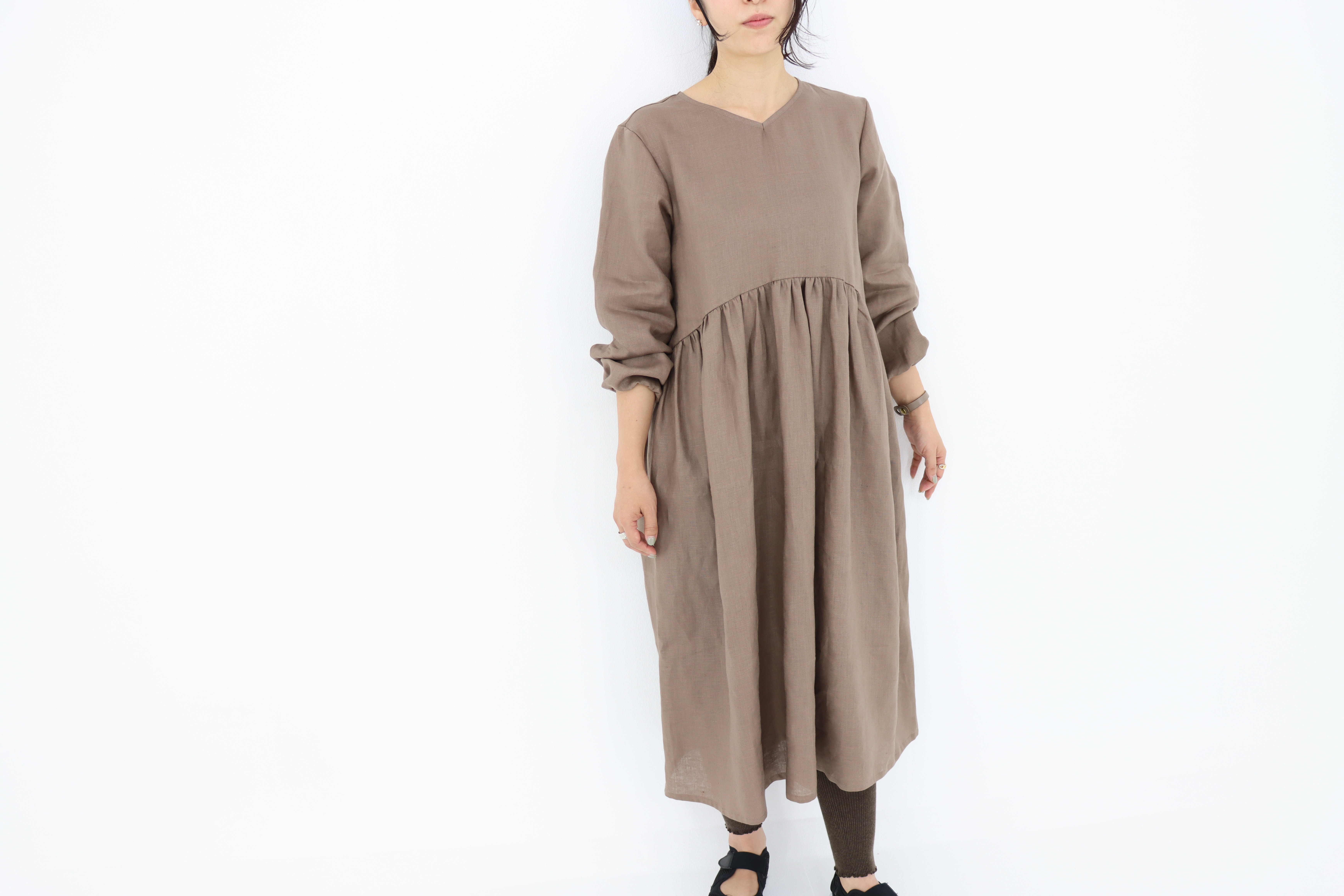 リネンの経年変化を楽しもう たっぷりギャザーのvネックリネンワンピース ウエスト切り替え 中厚地リネン ブラウンカーキ Iichi ハンドメイド クラフト作品 手仕事品の通販