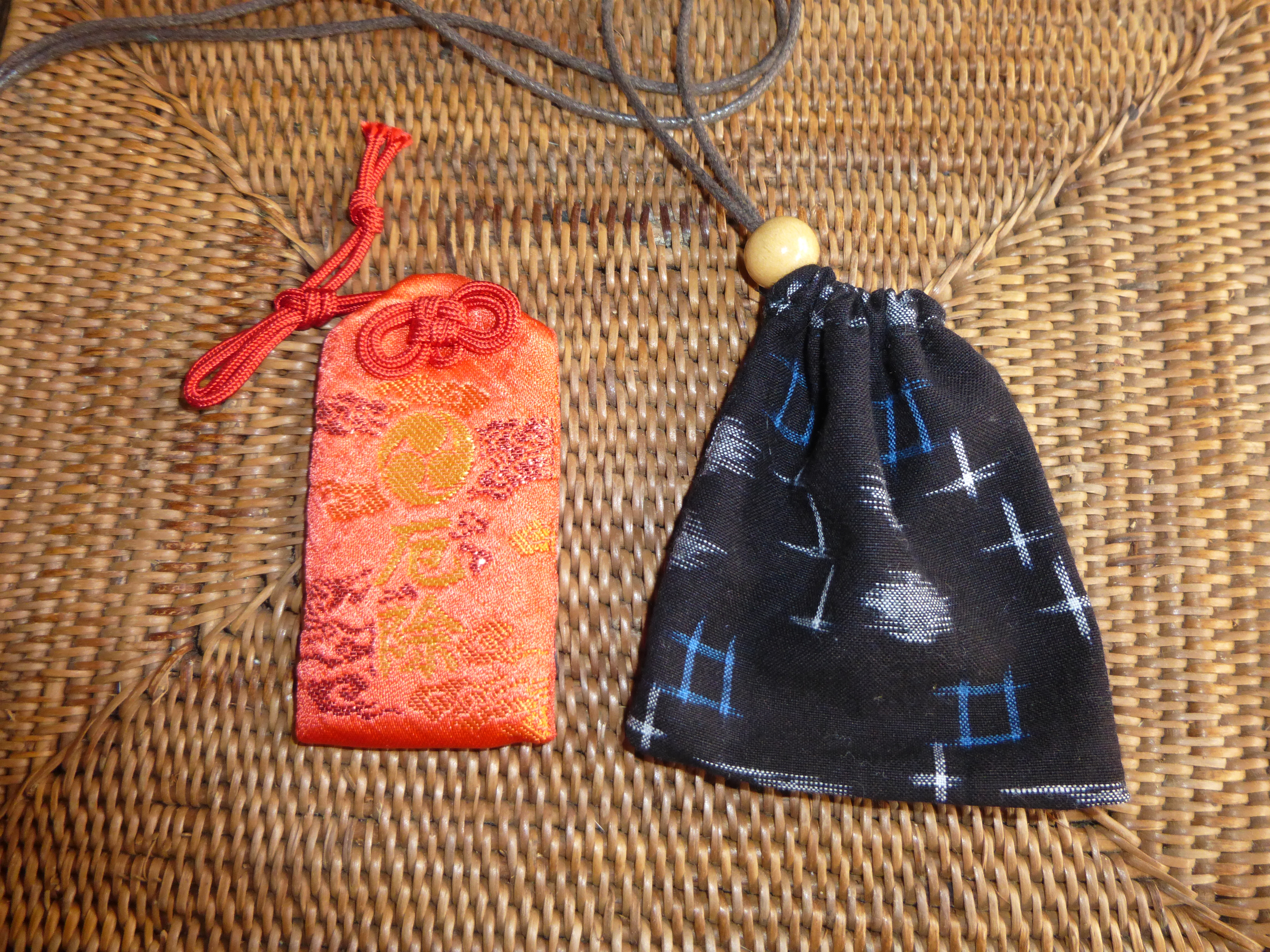 絣のお守り袋のようなミニ巾着袋 送料無料 Iichi ハンドメイド クラフト作品 手仕事品の通販