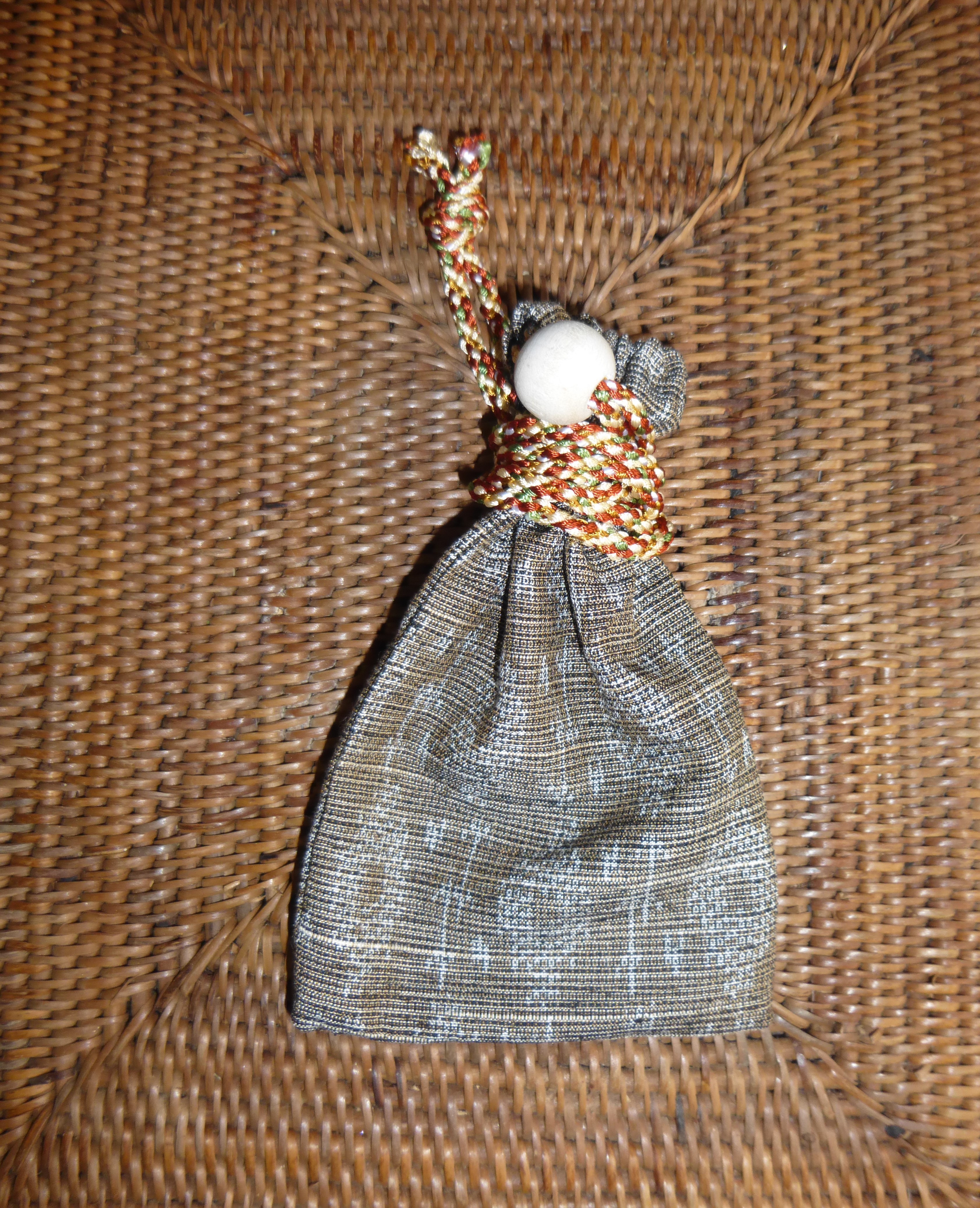 紬のお守り袋のようなミニ巾着袋 送料無料 Iichi ハンドメイド クラフト作品 手仕事品の通販