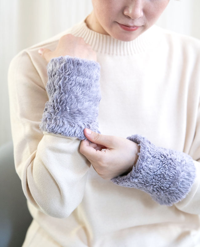 Organic Cotton Fur ふわふわアームウォーマー【ボタニカルダイ／ブラックマロウ】 | iichi  ハンドメイド・クラフト作品・手仕事品の通販