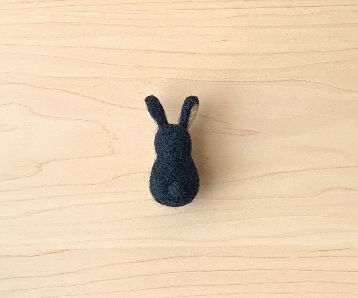 くっつきうさぎ 黒 フェルトのブローチ Iichi ハンドメイド クラフト作品 手仕事品の通販 くっつきうさぎ 黒 フェルトのブローチ Iichi ハンドメイド クラフト作品 手仕事品の通販