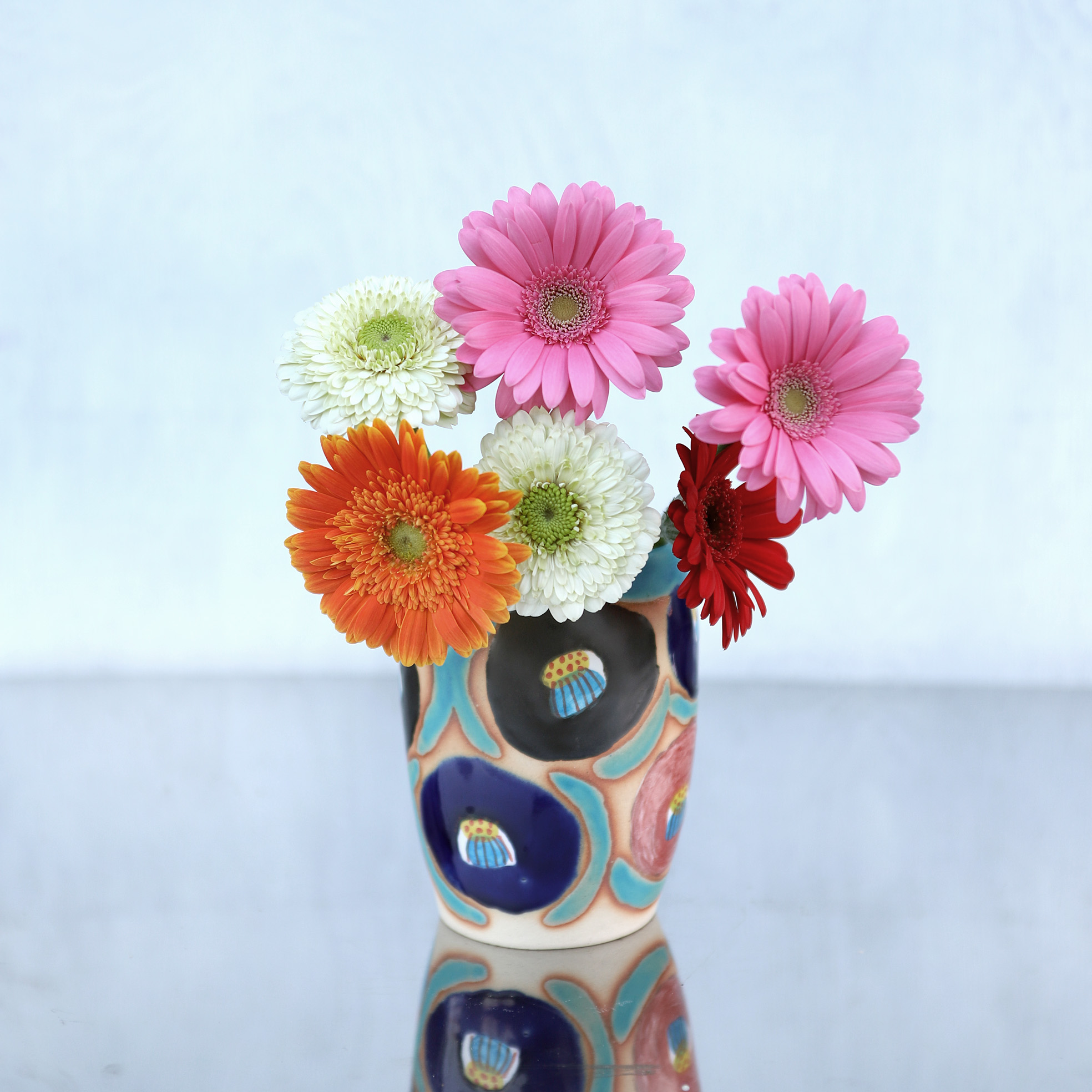 ターコイズブルー釉と椿花の花器 Iichi ハンドメイド クラフト作品 手仕事品の通販