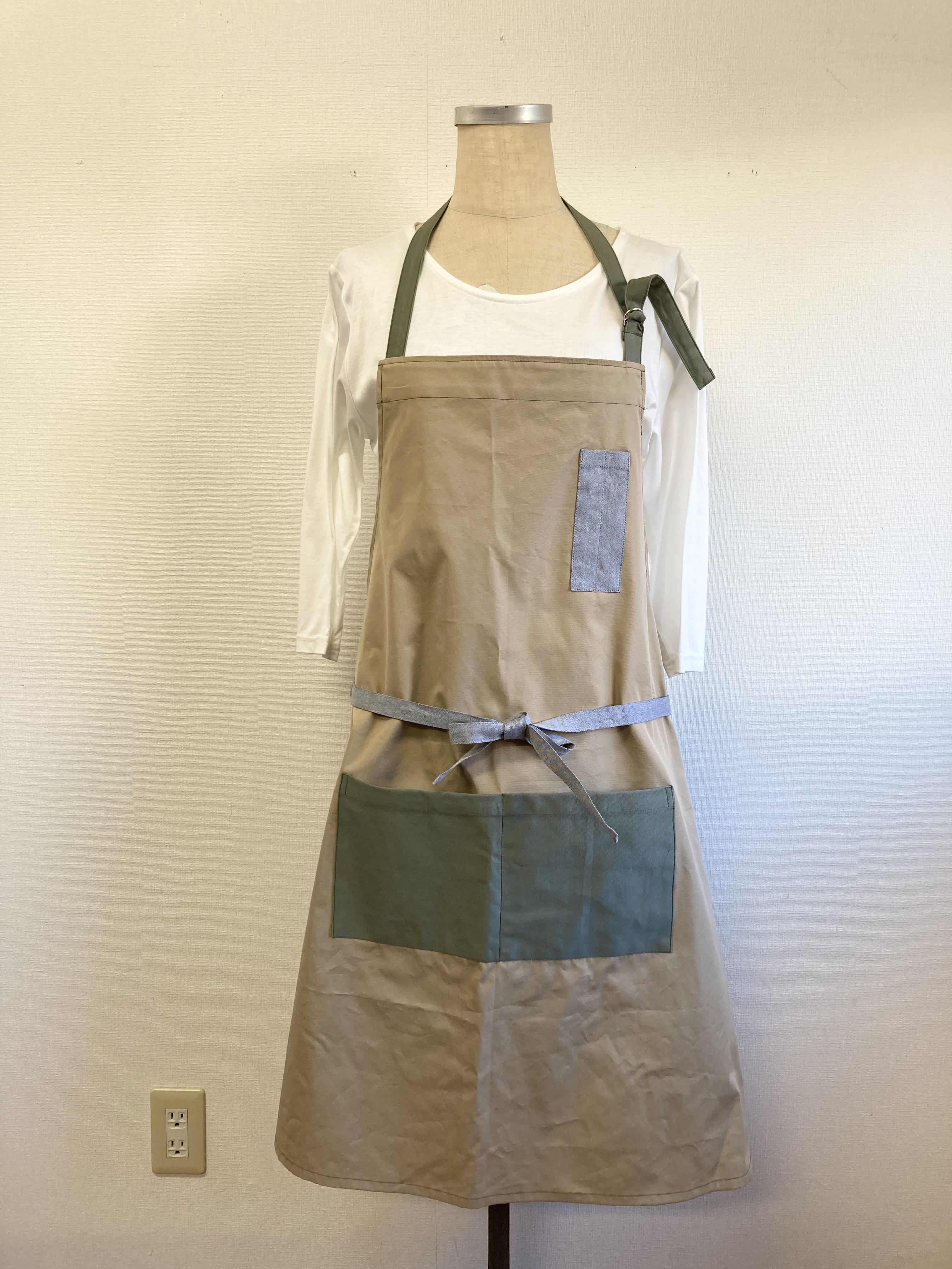 男女兼用オシャレエプロン バイカラーエプロン ベージュ 男女フリーl Ll Iichi ハンドメイド クラフト作品 手仕事品の通販