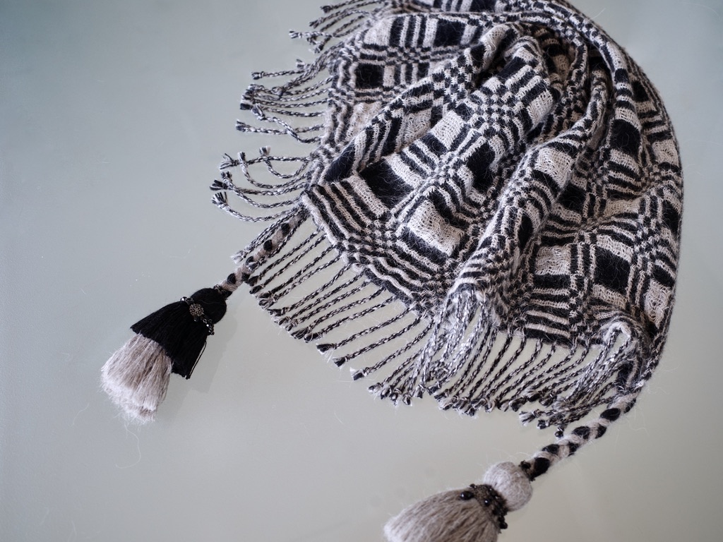 メグえもん② タッセル 革タグ 手織り 二重織 タッセル チェック モノトーン Handwoven NMMS21110
