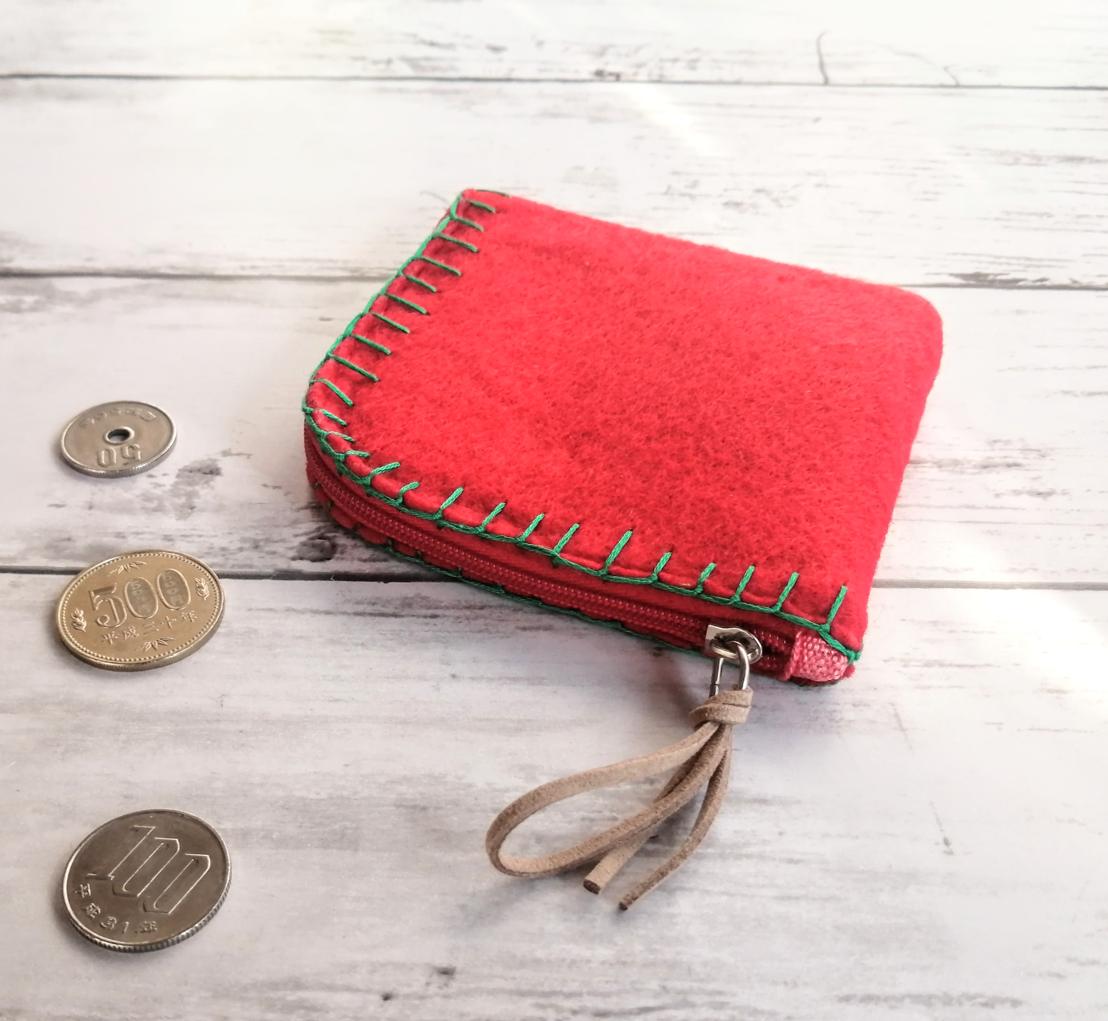 手刺繍のフェルト財布 緑の刺繍 ファスナータイプ インナーコインポケット付 赤 Iichi ハンドメイド クラフト作品 手仕事品の通販