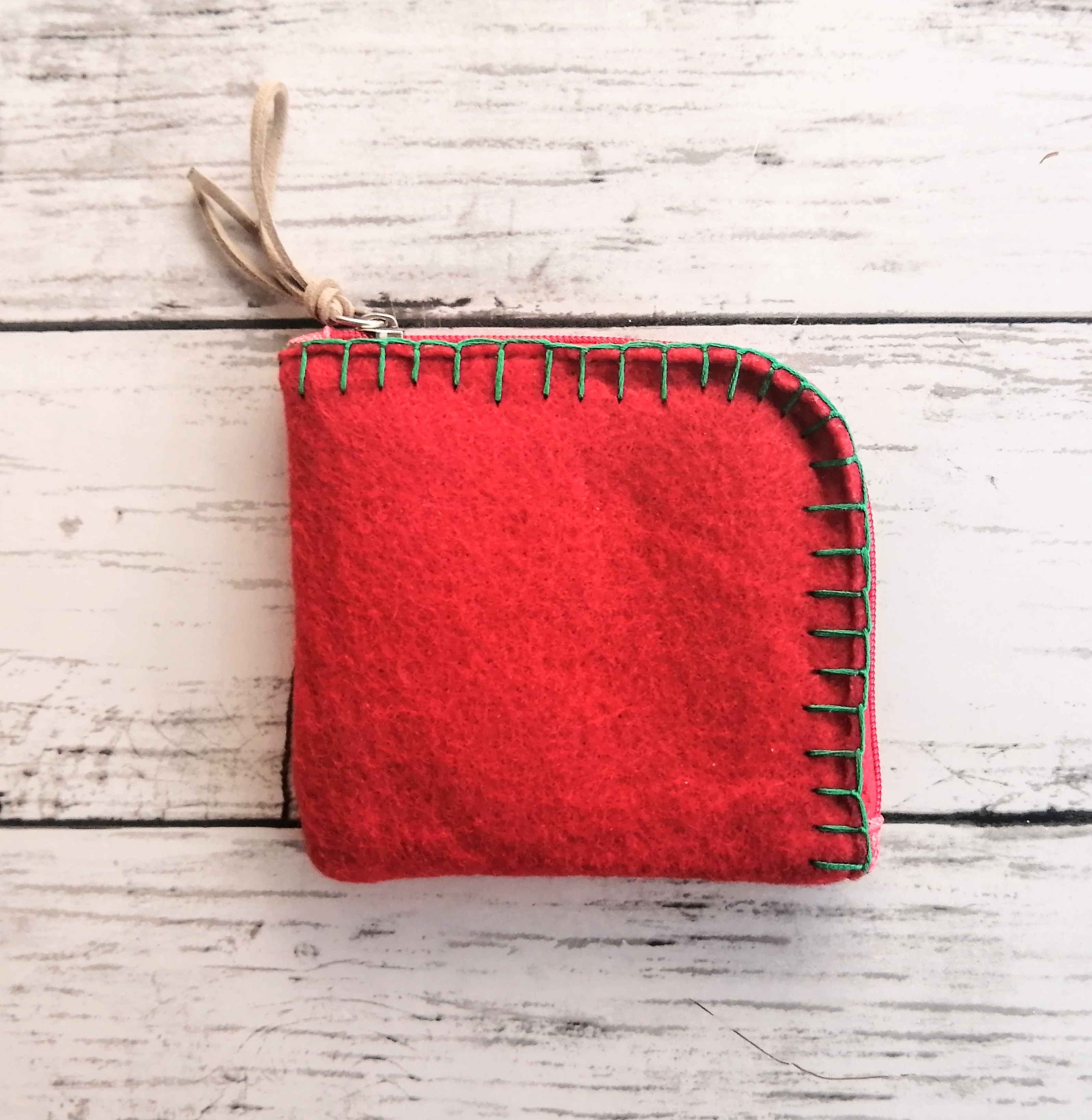 手刺繍のフェルト財布 緑の刺繍 ファスナータイプ インナーコインポケット付 赤 Iichi ハンドメイド クラフト作品 手仕事品の通販