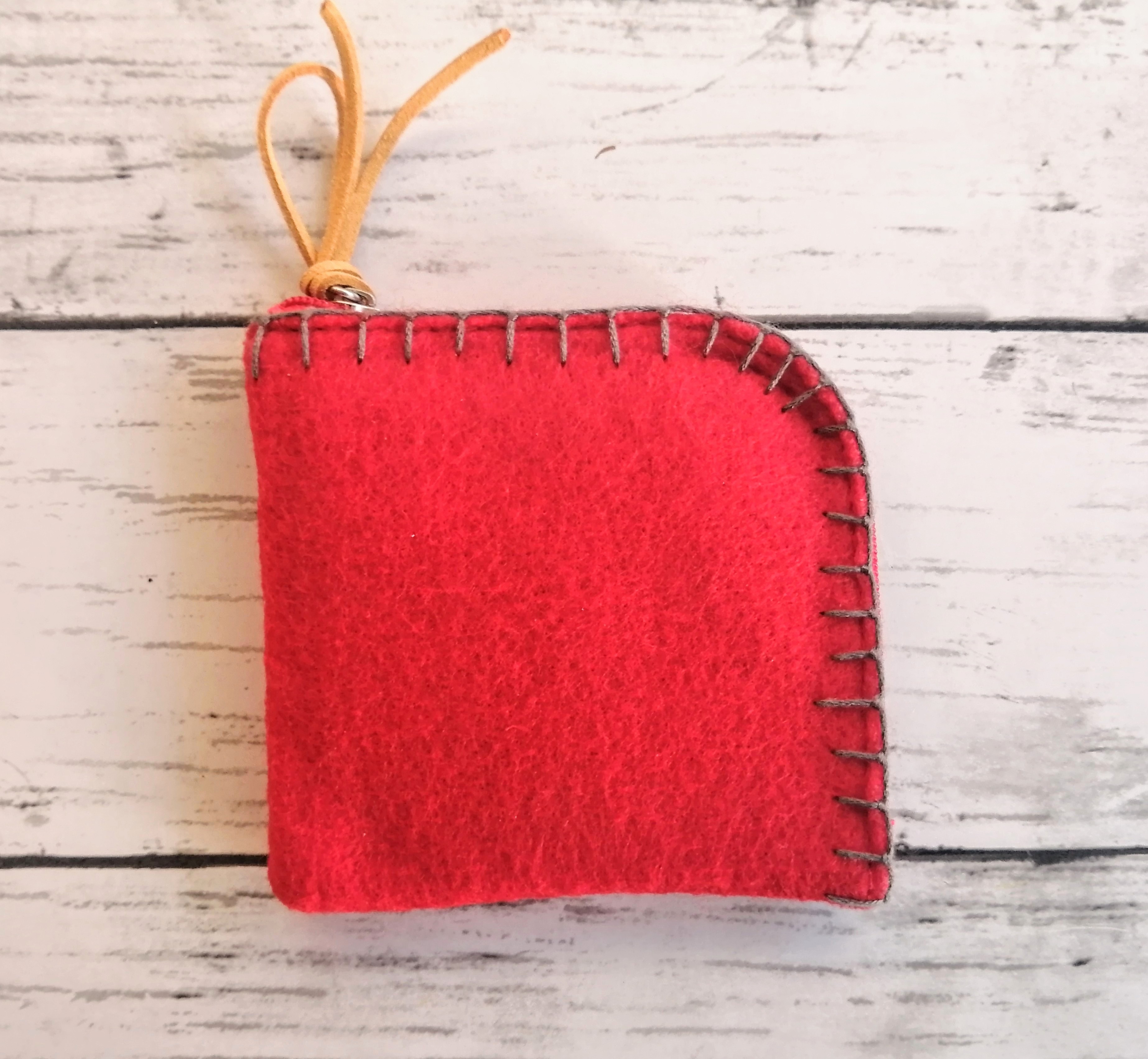 手刺繍のフェルト財布 赤 グレーのステッチ ファスナータイプ インナーコインポケット付 Iichi ハンドメイド クラフト作品 手仕事品の通販