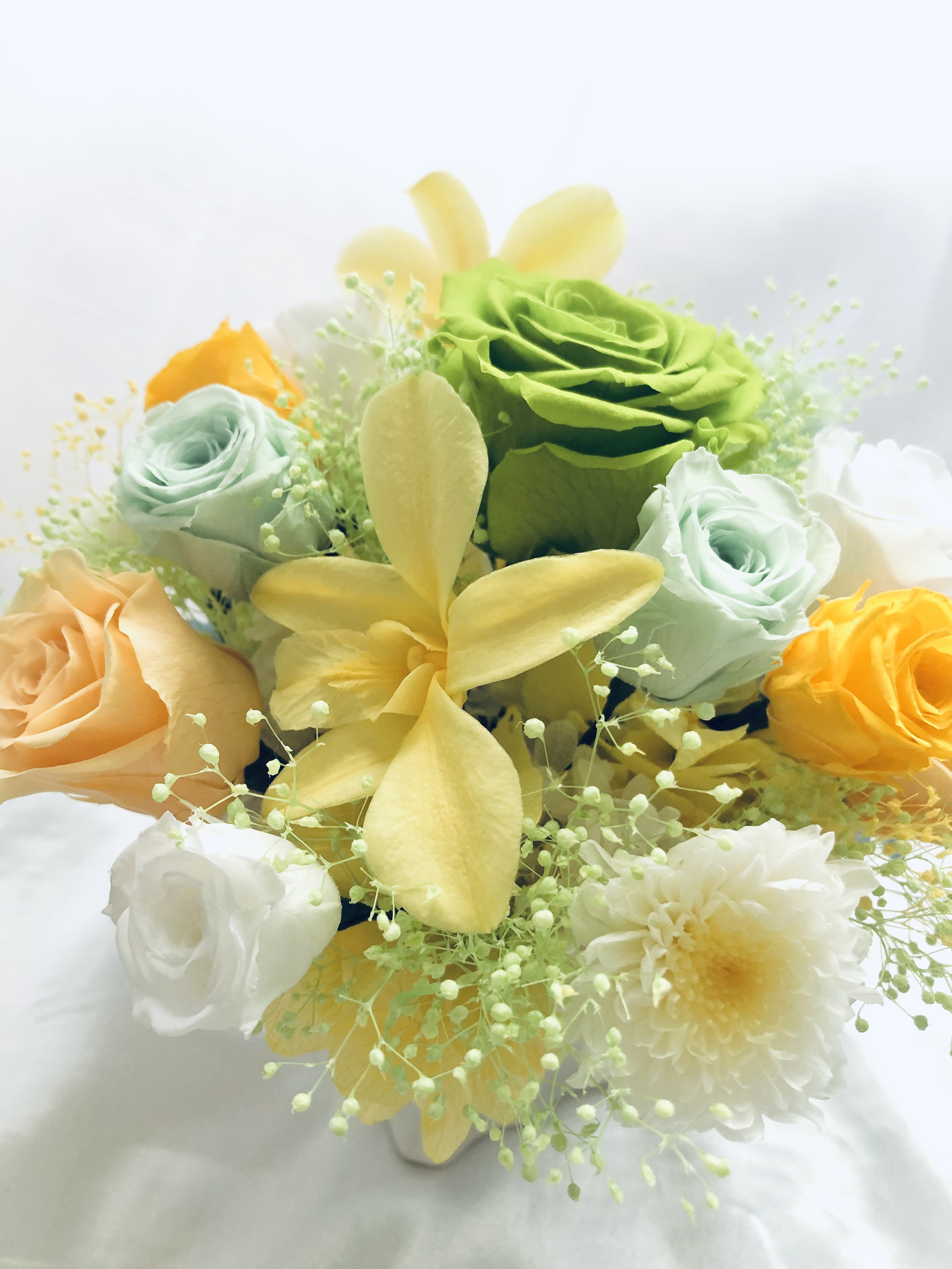 プリザーブドフラワーグリーンローズとデンファレの癒しの花 陶器花器アレンジ フラワーケース付き Iichi ハンドメイド クラフト作品 手仕事品の通販