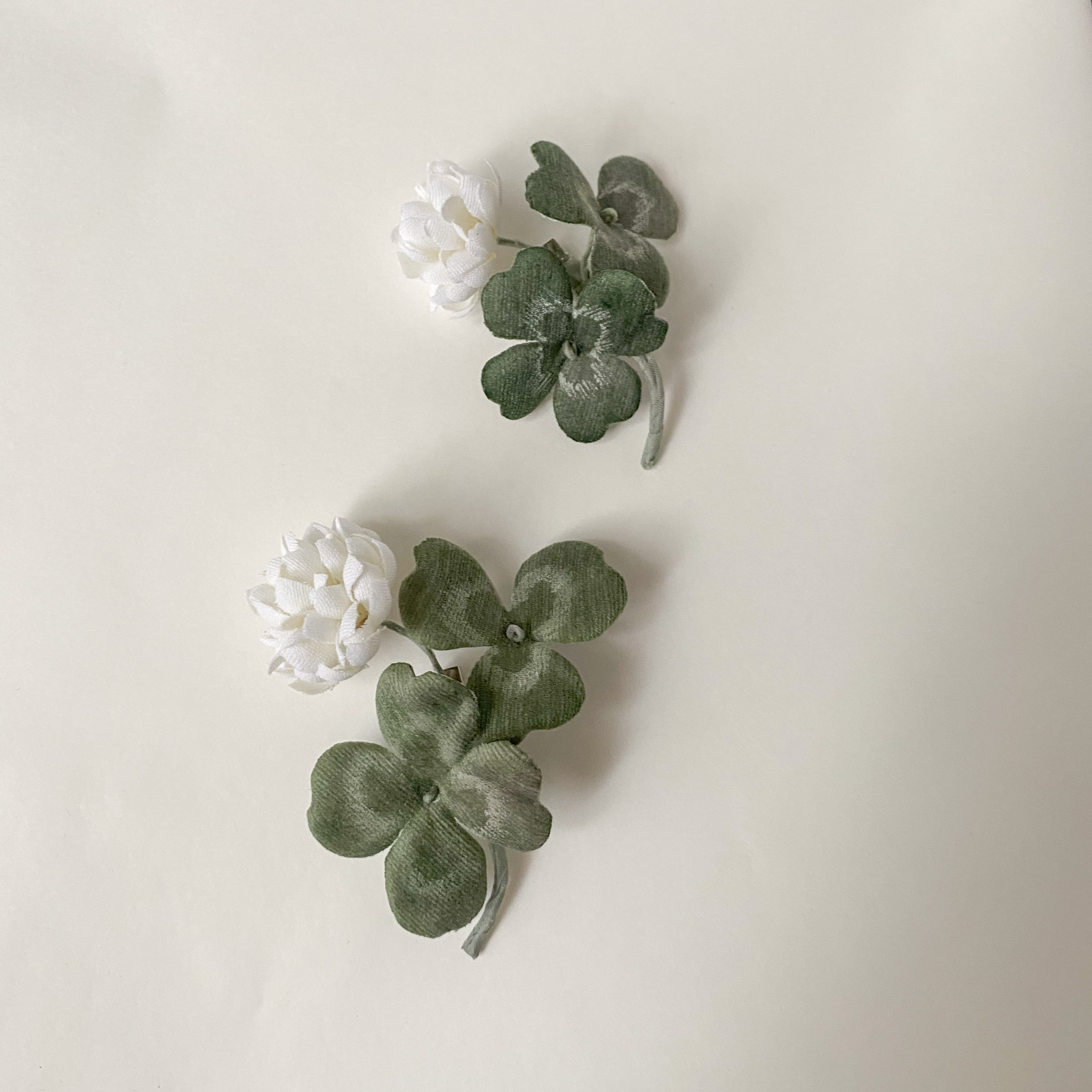 セット シロツメクサとクローバー 大１輪 小１輪２点セット 布花コサージュ Iichi ハンドメイド クラフト作品 手仕事品の通販