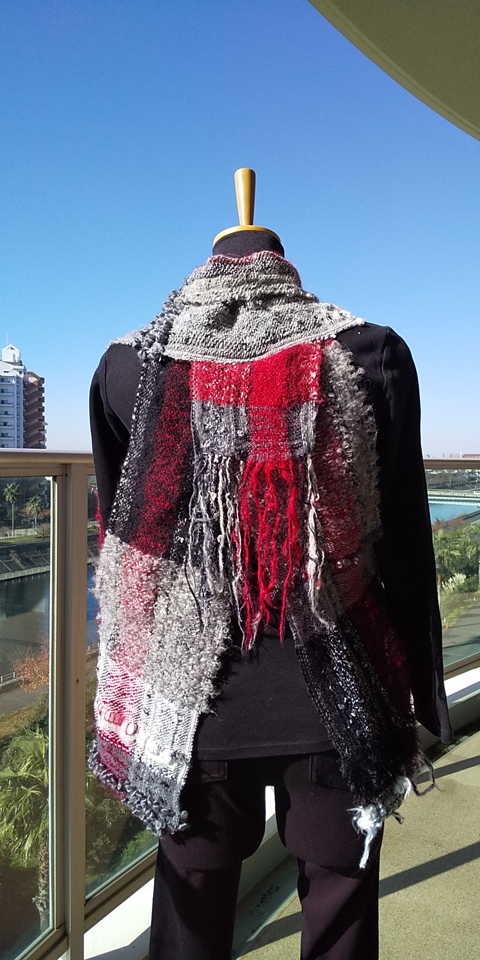 おしゃれベスト 赤 白 グレー 黒 Iichi ハンドメイド クラフト作品 手仕事品の通販