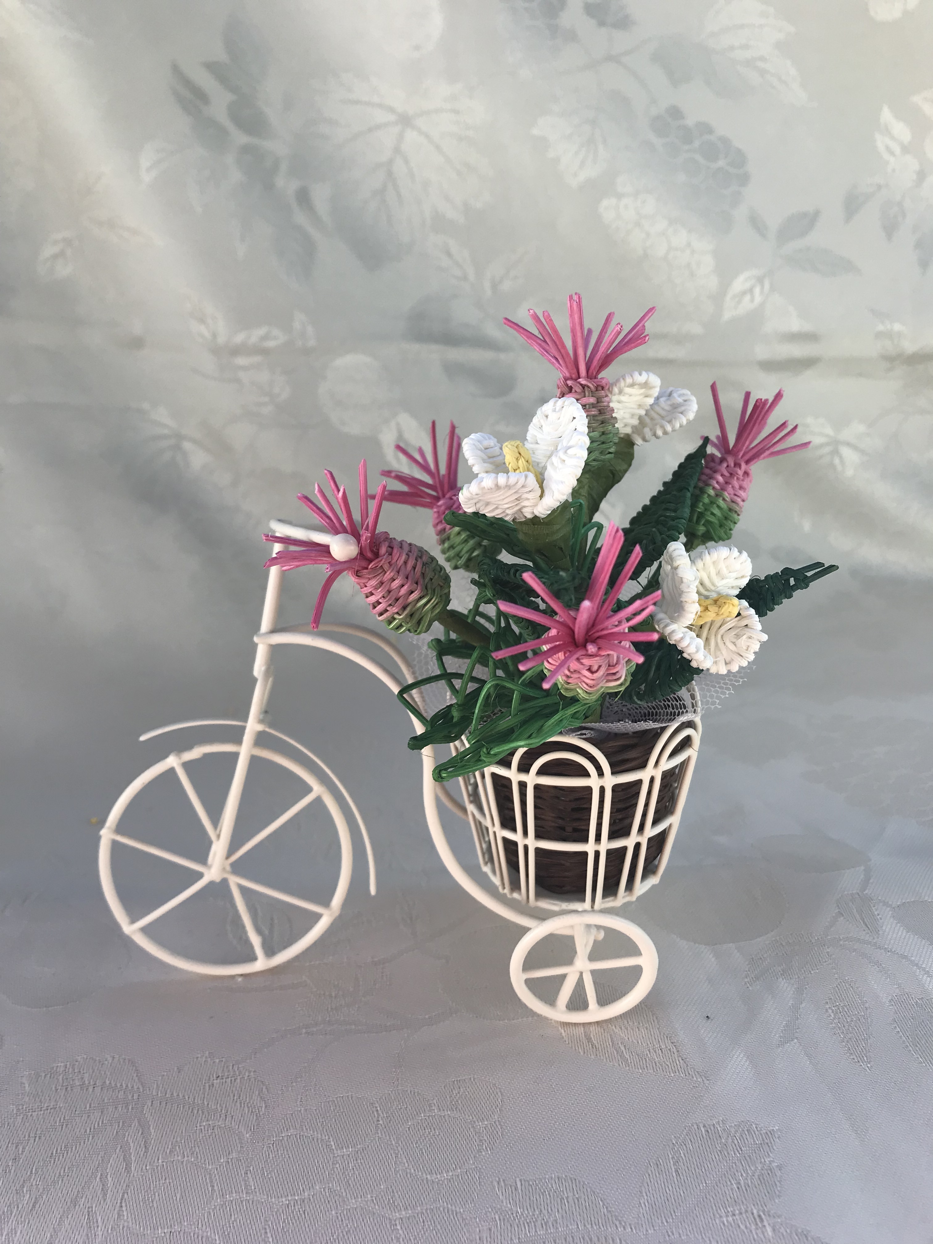 小さな白い自転車の籐の花 アザミとドクダミ Iichi ハンドメイド クラフト作品 手仕事品の通販