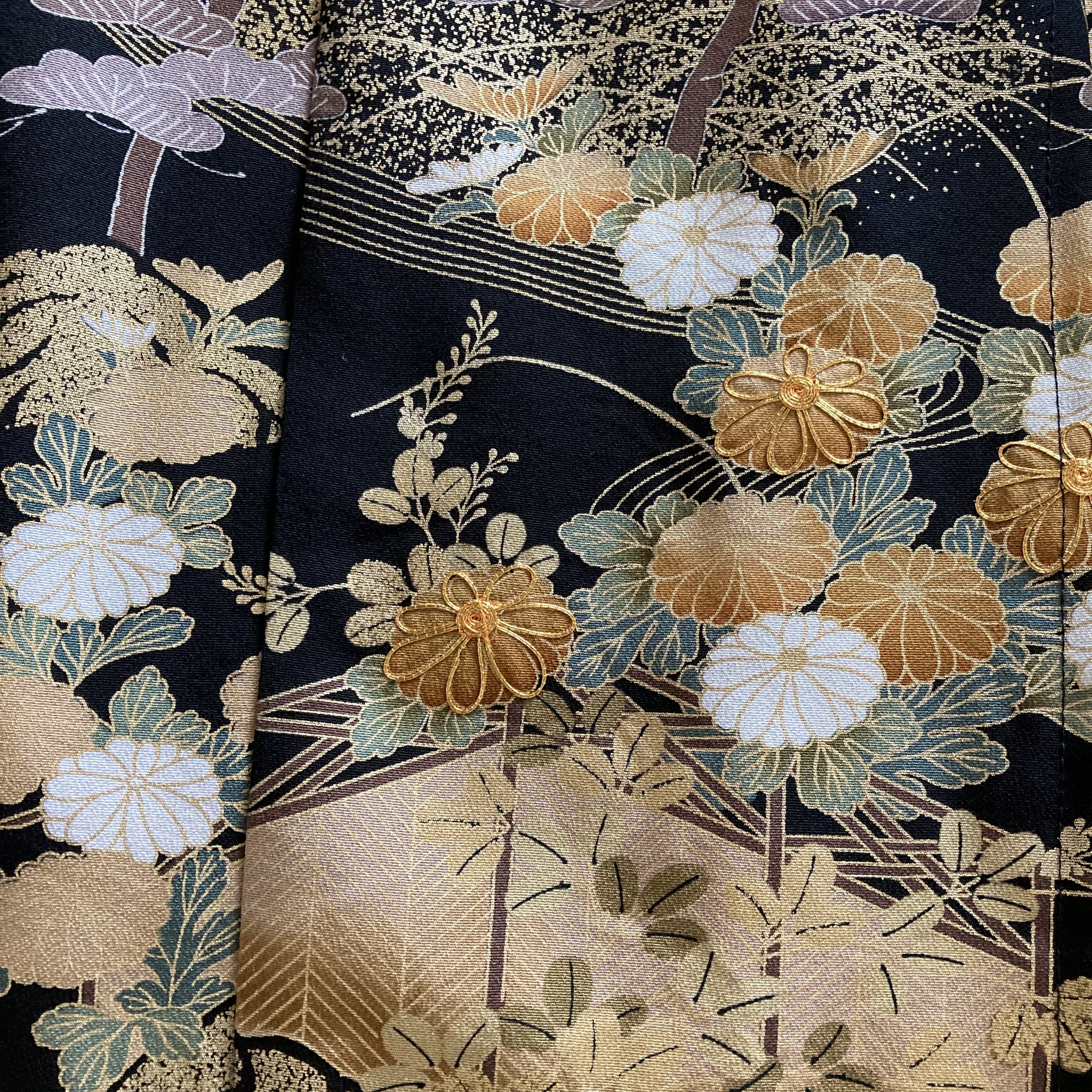 留袖リメイク カーディガンジャケット 梅菊松 | iichi ハンドメイド・クラフト作品・手仕事品の通販 留袖リメイク カーディガンジャケット 梅菊松 | iichi ハンドメイド・クラフト作品・手仕事品の通販