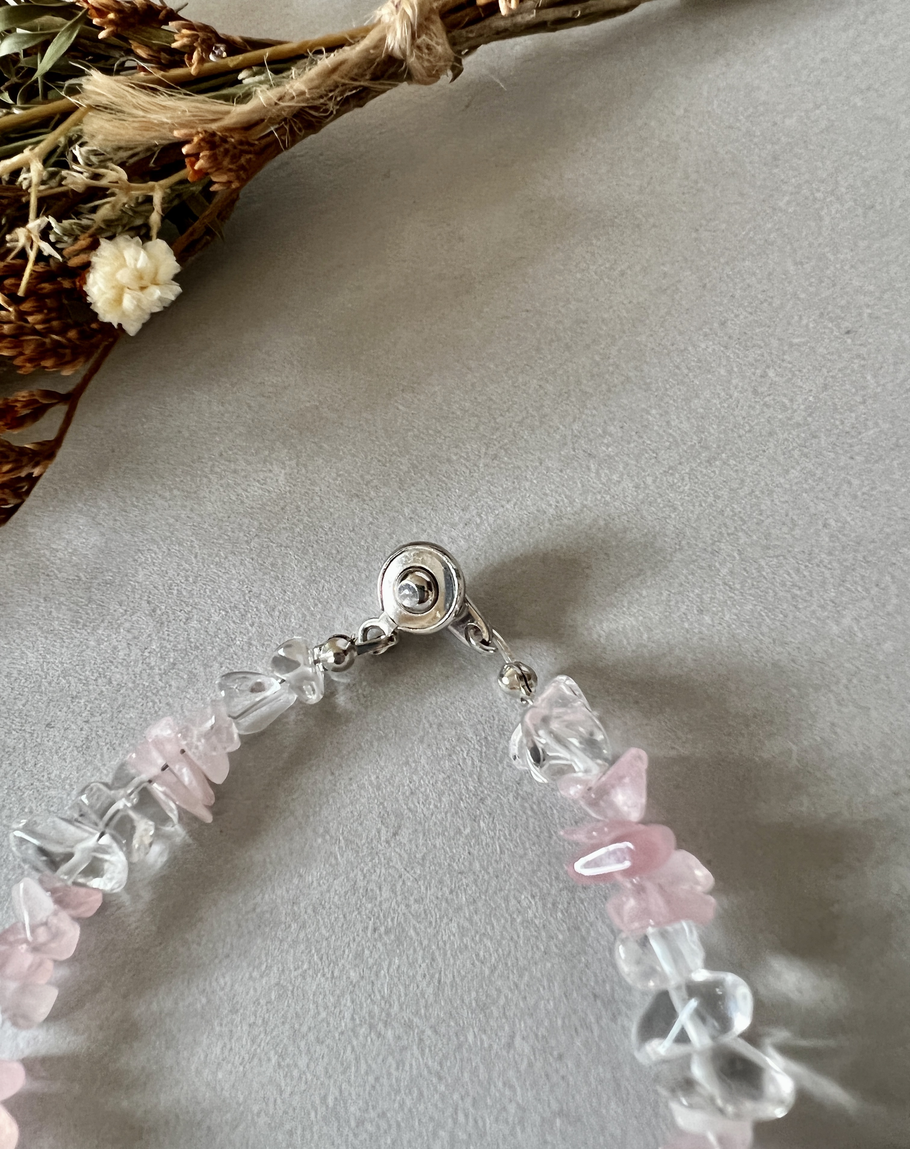 ローズクォーツのまるで桜の花びらのような可憐なブレスレット Iichi ハンドメイド クラフト作品 手仕事品の通販