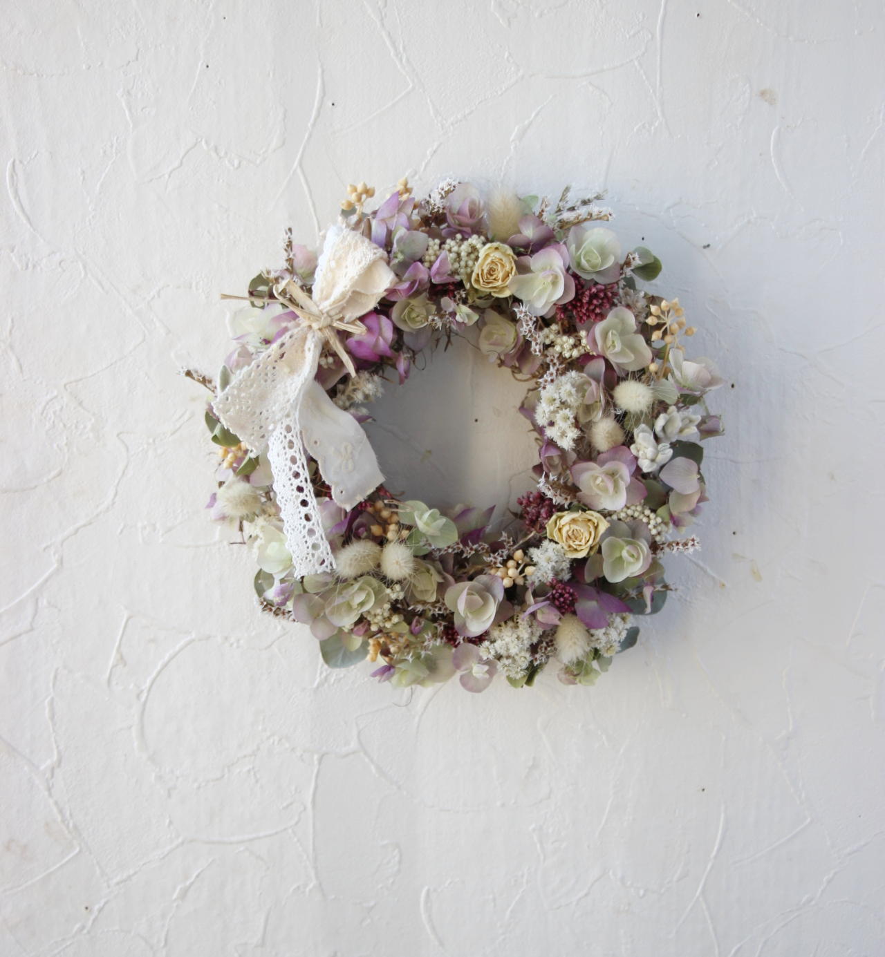 オレガノケントビューティーと白い花のリース Iichi ハンドメイド クラフト作品 手仕事品の通販