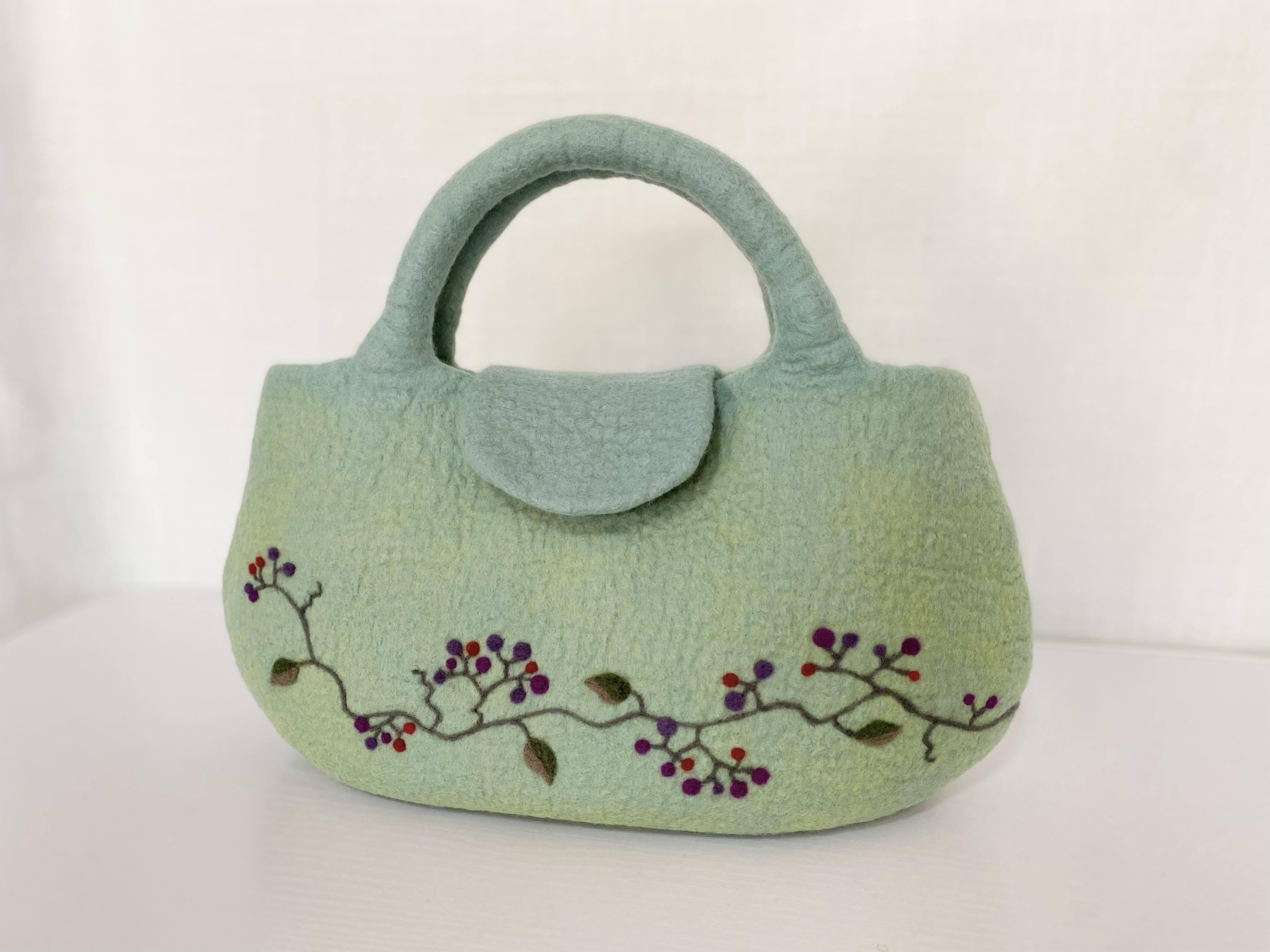 羊毛刺繍フェルトバック 野ぶどう あさぎ Iichi ハンドメイド クラフト作品 手仕事品の通販