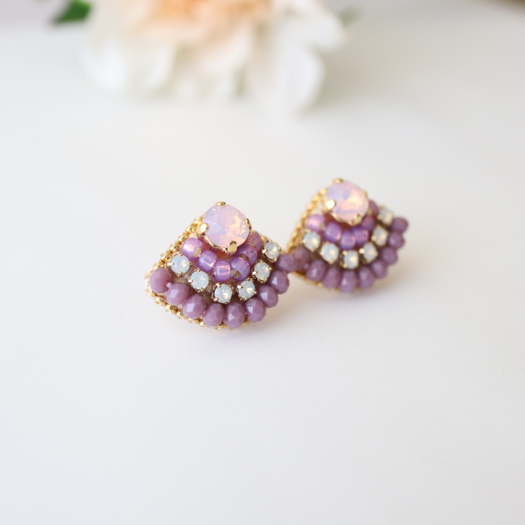 クリスタルビジュー扇形ビーズ刺繍ピアス(ピンクパープル) | iichi ハンドメイド・クラフト作品・手仕事品の通販