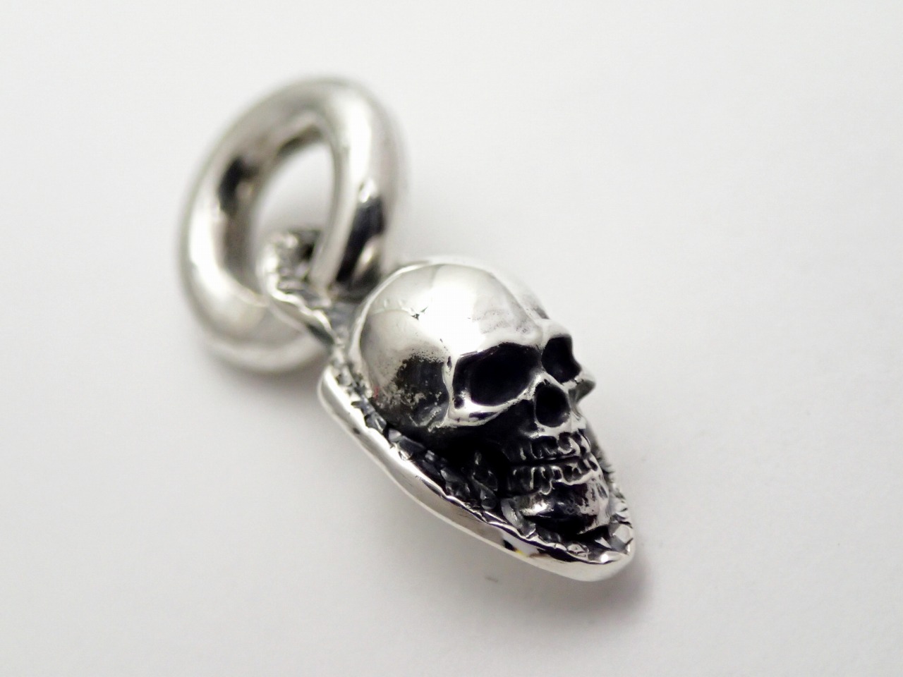 スカルペンダント スカル 小さい ミニスカル ドクロ クロ 髑髏 カラベラ ディミヌート ペンダント シングル Iichi ハンドメイド クラフト作品 手仕事品の通販