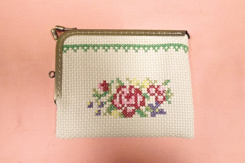 クロスステッチ刺繍 L字型口金フラットポーチ Iichi ハンドメイド クラフト作品 手仕事品の通販