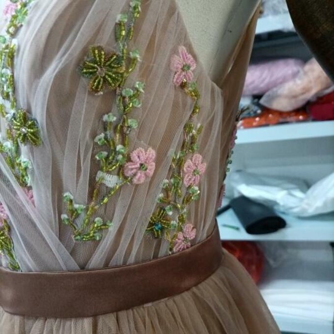 憧れのドレス カラードレス 枝花刺繍 カーキ色 ソフトチュール 短トレーン サッシュベルト 花柄のモチーフ刺繍が美しく Iichi ハンドメイド クラフト作品 手仕事品の通販