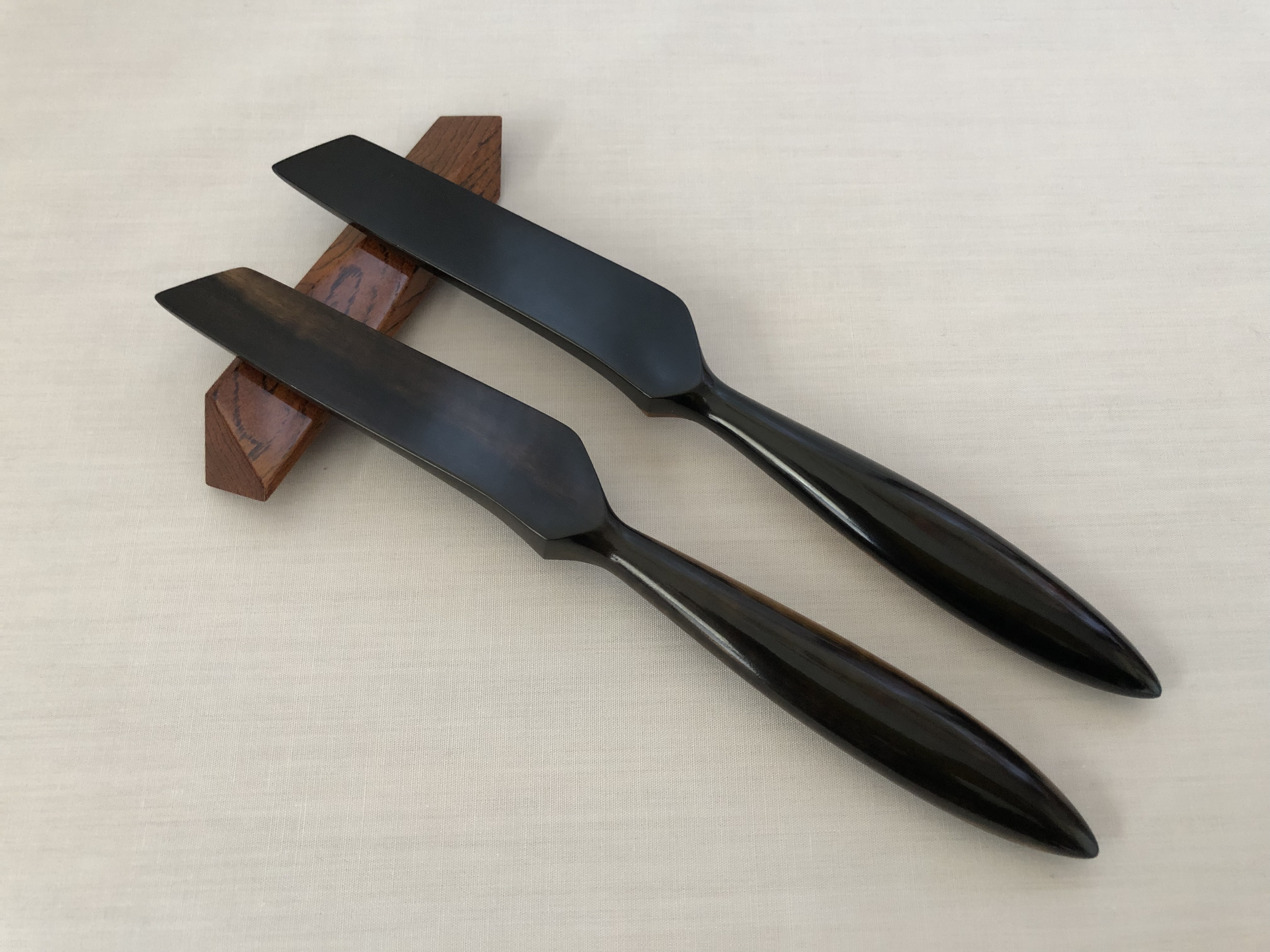 栃の縮み杢材を使ったナイフ-